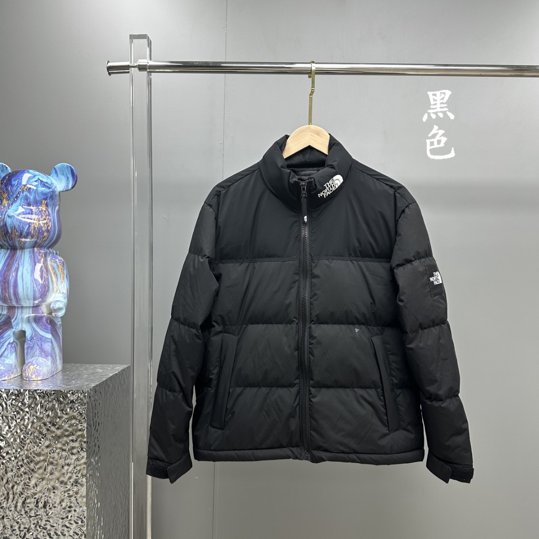 𝗧𝗛𝗘 𝗡𝗢𝗥𝗧𝗛 𝗙𝗔𝗖𝗘/北面  LOGO刺绣立领羽绒服

The North Face"的字面含义为山的最寒冷、最艰难一面。它也是The North Face"的产品能够发挥功能的地方。 The North Face。一直致力支持去发现亲近自然。赞助探险家们去征服那些遥远的,人类尚不可触及的角落。 The North Face"的标识,取自于美国Yosemite优胜美地国家公园内的半圆页山Half Dome,这也是等岩爱好者们擎爬花岗石的终极目标。 

顶级原版复刻版本就是指目前国内最高版本（没有之一）（匠心做一件放到专柜就是ZP的衣服）

1⃣️ 进口barudan/百灵达绣花机定制万针电绣，采用进口7号针，进口绣线，保证每字饱满、立体、清晰，可称最贵绣标！

2⃣️采用白鸭绒填充，保暖性能更出色，轻便不厚重，压缩后的蓬松度恢复性好！ 

3⃣️原厂定制40D格子四级防水布料，独家采用原版一致单层布料做法【非市面通货内加胆布】，采用单层布料考验了布料及羽绒必须要达标，防止跑绒，并保证手感及膨松度，内里采用尼龙nylon双重双层封禁设计，不会出现任何跑绒现象，内置抽拉绳扣的可调节下摆，可防风防寒！ 

4⃣️拉链采用吉田YKK原厂定制，刻字清晰，质感完美顺滑.

5⃣️辅料及扣子均采用原版一样铜芯弹簧【非市面铁芯弹簧】

颜色：黑色、白色

尺码：𝗫𝗦-𝗦-𝗠-𝗟