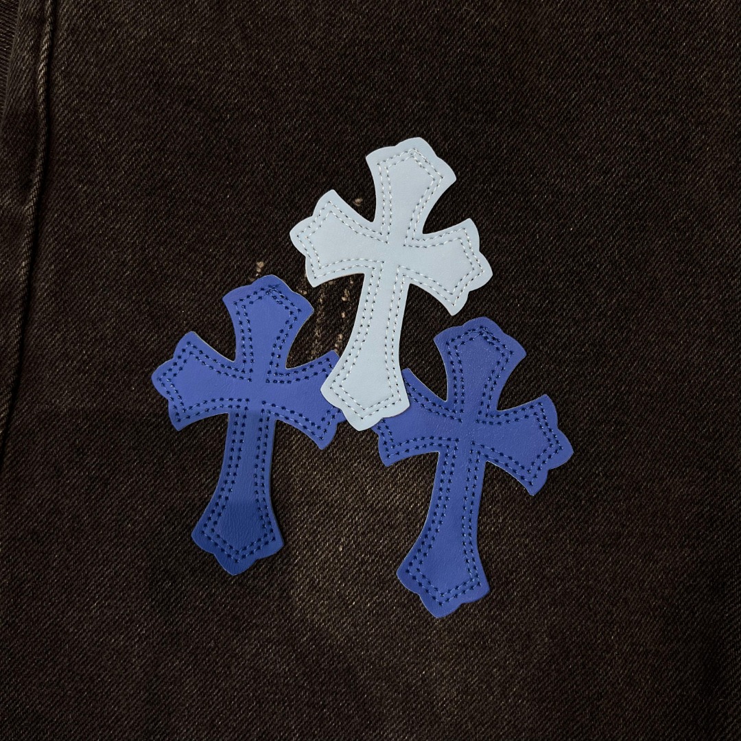 💰115 ［高端］款号：K016
【上新】Chrome Heart 克罗心 十字架拼皮牛仔裤 顶级重工洗水工艺 小牛皮激光切割十字架 做旧银饰五金 直筒版型上身显瘦  高端品质区别市面通货
Color：黑
Size：S M L XL详细尺码可查图9