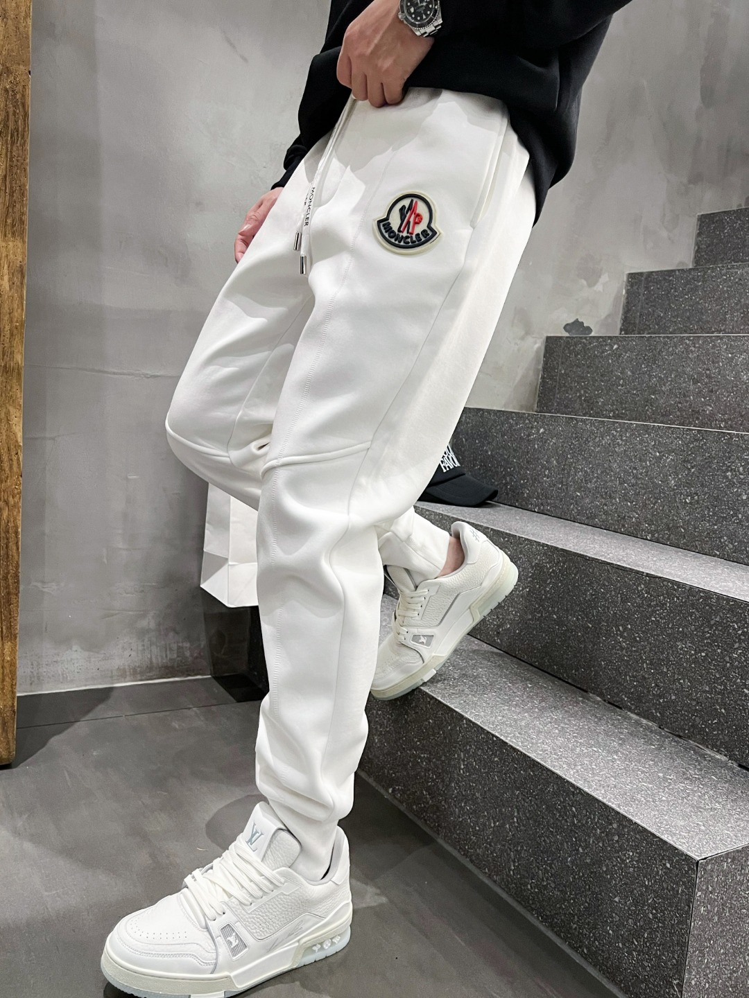 NO:572684,25 Autumn and Winter # MO all-in-one fleece trousers are the most indispensable fleece products in autumn and winter, especially trousers of this brand, which are really extremely rare. This model is the latest model on the counter this year. The performance and specifications are online at the same time, making your matching more outstanding and diversified.  Created by splicing styles, this is also the latest street style this year. It is not only an exclusive interpretation, but also major brands have launched this style one after another. It has a luxury similar to fiber pants and takes into account the comfort performance of casual pants. It has a functional style effect, showing more class and fashion performance. Secondly, the trousers are embellished with classic brand elements. This element is definitely a classic among classics. It not only adds to the attraction, but also gives people a bright feeling.   Coupled with the slim fit and three-dimensional cutting design, the upper body is very slim and stylish, and the matching performance is super outstanding. It easily depicts the style and gives people a cool and handsome visual effect. Color Black/White Size M L  XL size waist 82-hips 106-pant length 100-foot opening 26 2XL size waist 86-hips-110-pant length 101-foot opening 27 3XL size waist 90-hips 114-pant length 102-foot opening 28,,alexander wang1986090925秋冬# MO一体加绒裤 秋冬最不能缺少的加绒产物,尤其是这种品牌的裤装单品,真的是极其的罕见,此款更是本年度的柜台最新款,性能与规格同步在线的高颜值产物,让你的搭配更加的出彩,更具备多元化 风格拼接打造,这也是今年最新的街头风尚,不仅独家在演绎,各大品牌都是相继推出了这种款式它带着类似于纤维裤的奢华兼顾了休闲裤的舒适性能,带着机能风的效果,更显档次与时尚性能感 其次则是裤身经典的品牌元素点缀,这个元素绝对是经典中的经典,增加看点的同时,更是给人一种眼前一亮的感觉 加上修身有度的版型立体裁剪设计,上身十分的显瘦有型,搭配性能超级的出色出彩,轻松的刻画风格段位,给人一种酷帅十足的视觉效果 颜色黑色/白 码数M L XL 2XL 3XL M码腰围74-臀围98-裤长99-脚口24 L码腰围78-臀围102-裤长99-脚口25 XL码腰围82-臀围106-裤长100-脚口26 2XL码腰围86-臀围-110-裤长101-脚口27 3XL码腰围90-臀围114-裤长102-脚口28,,alexander wang,Men's clothing