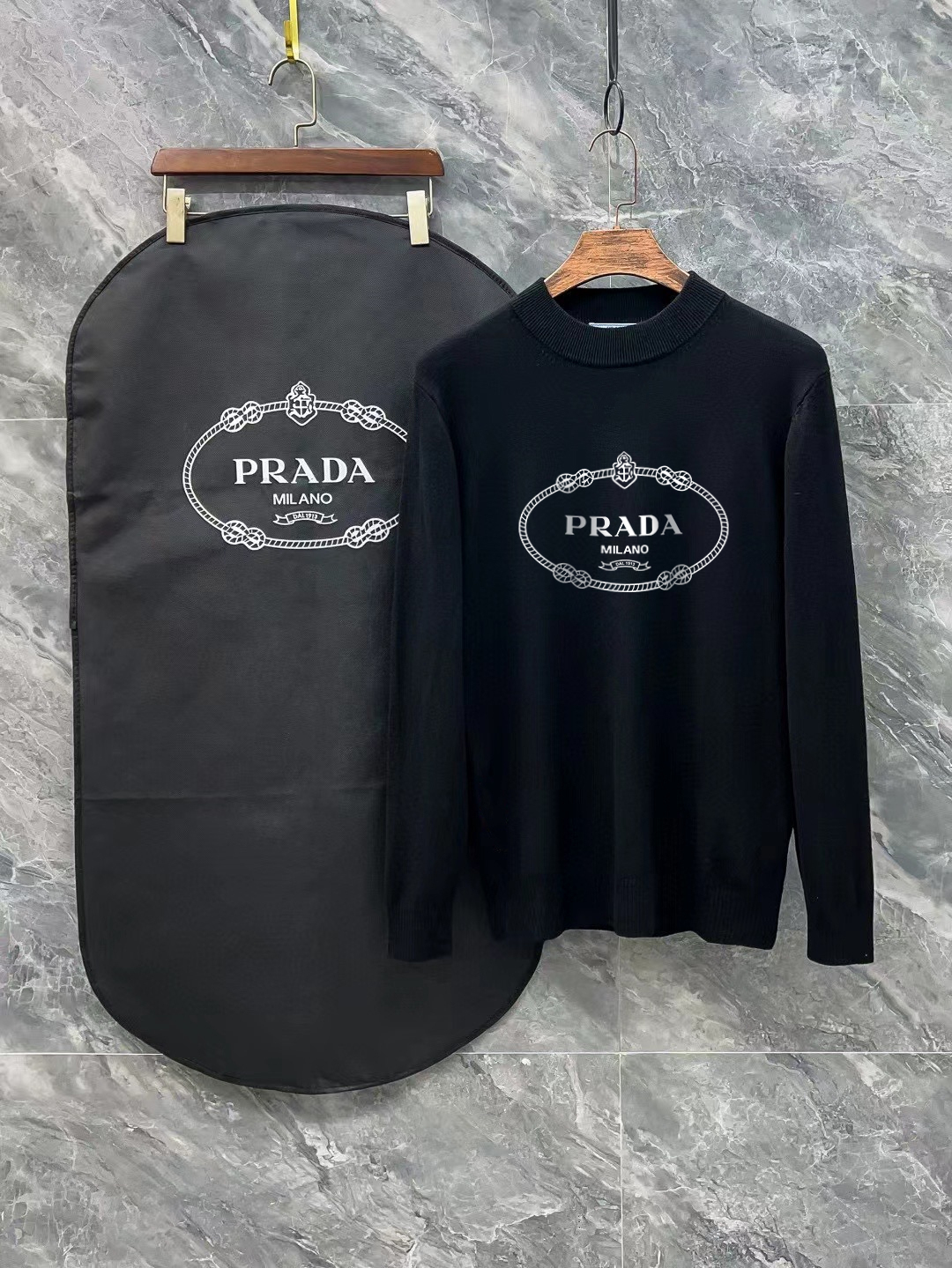 Prada tiene una gama completa de 3 estándares. Jerséis de medio cuello alto exquisitamente estampados. Jerseys de mezcl…