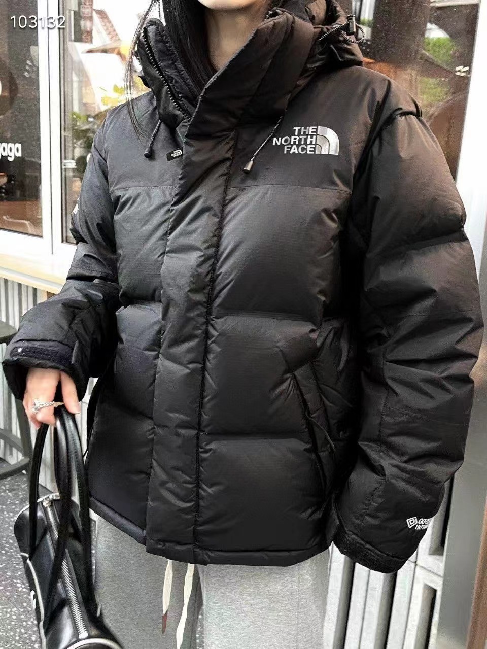 THE NORTH FACE/北面TNF  拼色拉链连帽羽绒服  上身参考 全黑色


 CX专供 纯原订单
【北面】THE NORTH FACE/北面TNF  拼色拉链连帽羽绒服
1:1专业复刻!三色齐发，史诗级!重工爆款，北面Tnf巅峰系列极寒功能性Gtx防风防水防雪面料!喜马拉雅，无缝压胶系列羽绒服!各路明星今年带货，关晓彤同款，申敏儿同款!上身超好看!
THE NORTH FACE Summit Pro Down Jacket巅峰系列 拼色拉链连帽长袖含羽绒外套冬季情侣款97'S大巅峰限定PRO加强版羽绒夹克 男女同款①区别于去年款在于此款连帽不可隐藏在衣领里②GORE-TEX面料耐磨耐洗20年穿不坏，可防十级大风中雨中雪防水无压力
③前后胸反光烫印LOGO 实物无论从手感还是视觉都满屏高级
④RDS优质鹅绒鹅绒含量高达90%于常规羽绒来说更轻更暖更蓬
⑤帽子、下摆处有抽绳不同场景选择抽紧阻绝寒气侵入
在北面的高端系列里算是最适合日常穿着的一款！
颜色:拼白 拼绿 拼黑
Size: S-XXL
