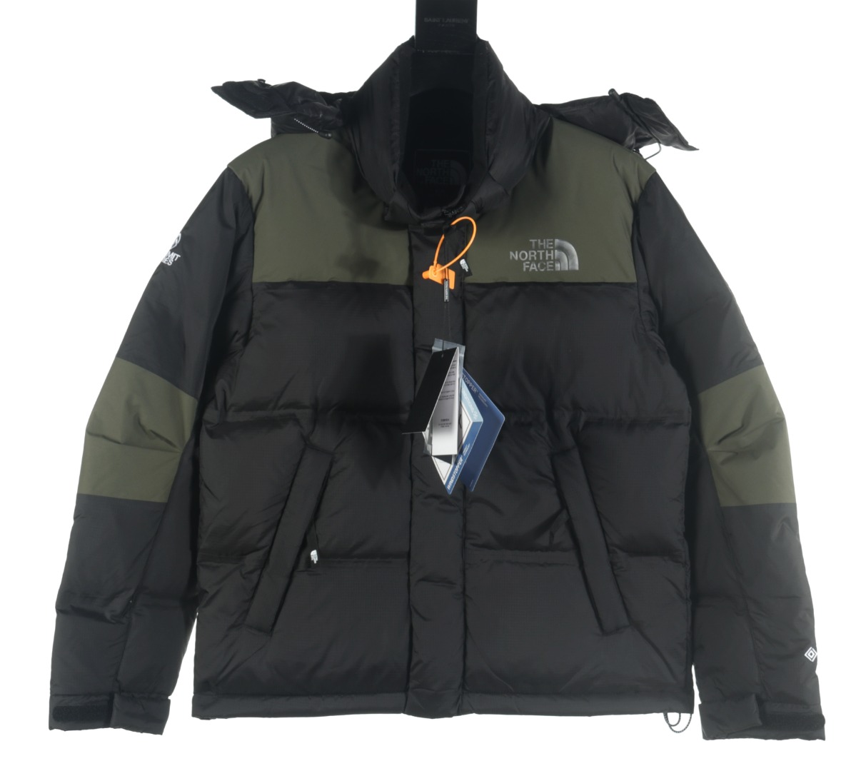CX专供 纯原订单
【北面】THE NORTH FACE/北面TNF  拼色拉链连帽羽绒服
1:1专业复刻!三色齐发，史诗级!重工爆款，北面Tnf巅峰系列极寒功能性Gtx防风防水防雪面料!喜马拉雅，无缝压胶系列羽绒服!各路明星今年带货，关晓彤同款，申敏儿同款!上身超好看!
THE NORTH FACE Summit Pro Down Jacket巅峰系列 拼色拉链连帽长袖含羽绒外套冬季情侣款97'S大巅峰限定PRO加强版羽绒夹克 男女同款①区别于去年款在于此款连帽不可隐藏在衣领里②GORE-TEX面料耐磨耐洗20年穿不坏，可防十级大风中雨中雪防水无压力
③前后胸反光烫印LOGO 实物无论从手感还是视觉都满屏高级
④RDS优质鹅绒鹅绒含量高达90%于常规羽绒来说更轻更暖更蓬
⑤帽子、下摆处有抽绳不同场景选择抽紧阻绝寒气侵入
在北面的高端系列里算是最适合日常穿着的一款！
颜色:拼白 拼绿 拼黑
Size: S-XXL