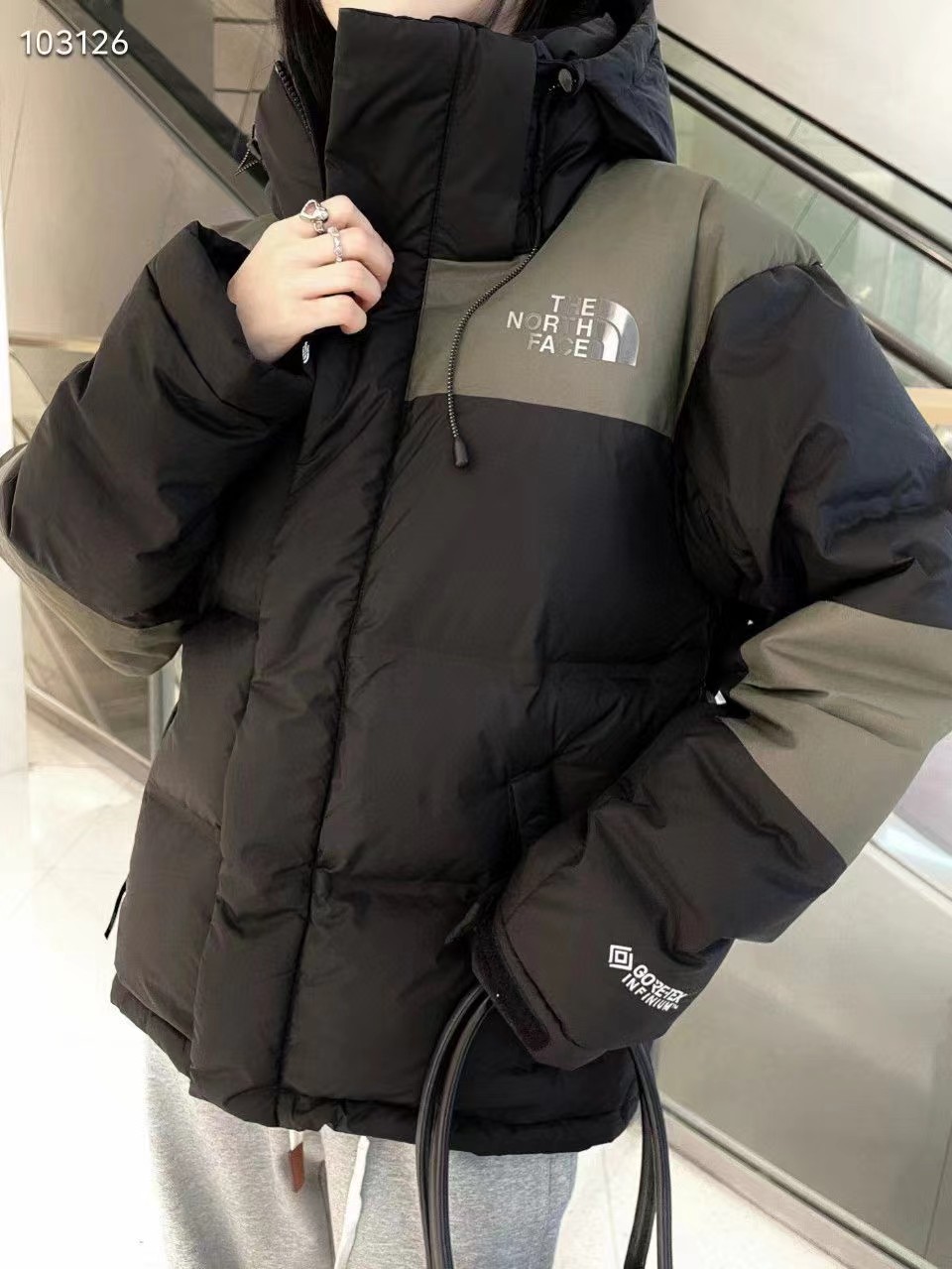 THE NORTH FACE/北面TNF  拼色拉链连帽羽绒服  上身参考


 CX专供 纯原订单
【北面】THE NORTH FACE/北面TNF  拼色拉链连帽羽绒服
1:1专业复刻!三色齐发，史诗级!重工爆款，北面Tnf巅峰系列极寒功能性Gtx防风防水防雪面料!喜马拉雅，无缝压胶系列羽绒服!各路明星今年带货，关晓彤同款，申敏儿同款!上身超好看!
THE NORTH FACE Summit Pro Down Jacket巅峰系列 拼色拉链连帽长袖含羽绒外套冬季情侣款97'S大巅峰限定PRO加强版羽绒夹克 男女同款①区别于去年款在于此款连帽不可隐藏在衣领里②GORE-TEX面料耐磨耐洗20年穿不坏，可防十级大风中雨中雪防水无压力
③前后胸反光烫印LOGO 实物无论从手感还是视觉都满屏高级
④RDS优质鹅绒鹅绒含量高达90%于常规羽绒来说更轻更暖更蓬
⑤帽子、下摆处有抽绳不同场景选择抽紧阻绝寒气侵入
在北面的高端系列里算是最适合日常穿着的一款！
颜色:拼白 拼绿 拼黑
Size: S-XXL
