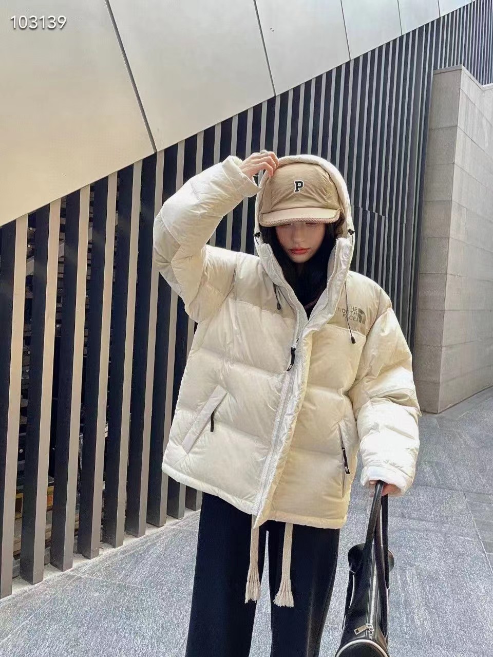 THE NORTH FACE/北面TNF  拼色拉链连帽羽绒服  上身参考

 CX专供 纯原订单
【北面】THE NORTH FACE/北面TNF  拼色拉链连帽羽绒服
1:1专业复刻!三色齐发，史诗级!重工爆款，北面Tnf巅峰系列极寒功能性Gtx防风防水防雪面料!喜马拉雅，无缝压胶系列羽绒服!各路明星今年带货，关晓彤同款，申敏儿同款!上身超好看!
THE NORTH FACE Summit Pro Down Jacket巅峰系列 拼色拉链连帽长袖含羽绒外套冬季情侣款97'S大巅峰限定PRO加强版羽绒夹克 男女同款①区别于去年款在于此款连帽不可隐藏在衣领里②GORE-TEX面料耐磨耐洗20年穿不坏，可防十级大风中雨中雪防水无压力
③前后胸反光烫印LOGO 实物无论从手感还是视觉都满屏高级
④RDS优质鹅绒鹅绒含量高达90%于常规羽绒来说更轻更暖更蓬
⑤帽子、下摆处有抽绳不同场景选择抽紧阻绝寒气侵入
在北面的高端系列里算是最适合日常穿着的一款！
颜色:拼白 拼绿 拼黑
Size: S-XXL