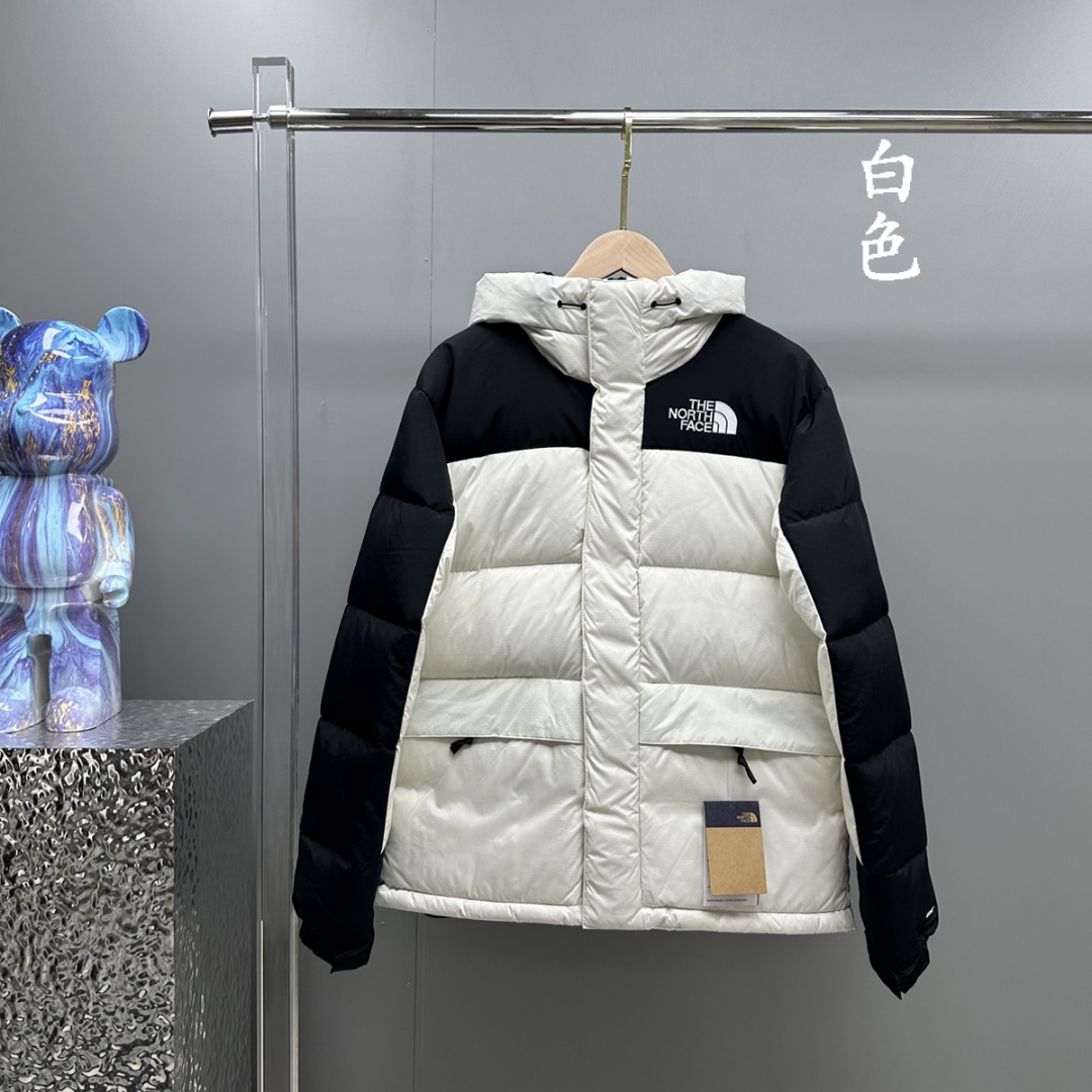 𝗧𝗛𝗘 𝗡𝗢𝗥𝗧𝗛 𝗙𝗔𝗖𝗘/北面  22S喜马拉雅羽绒服

𝗧𝗵𝗲 𝗡𝗼𝗿𝘁𝗵 𝗙𝗮𝗰𝗲"的字面含义为山的最寒冷、最艰难一面。它也是𝗧𝗵𝗲 𝗡𝗼𝗿𝘁𝗵 𝗙𝗮𝗰𝗲"的产品能够发挥功能的地方。 𝗧𝗵𝗲 𝗡𝗼𝗿𝘁𝗵 𝗙𝗮𝗰𝗲。一直致力支持去发现亲近自然。赞助探险家们去征服那些遥远的,人类尚不可触及的角落。𝗧𝗵𝗲 𝗡𝗼𝗿𝘁𝗵 𝗙𝗮𝗰𝗲"的标识,取自于美国Yosemite优胜美地国家公园内的半圆页山Half Dome,这也是等岩爱好者们擎爬花岗石的终极目标。 
顶级原版复刻版本就是指目前国内最高版本（没有之一）（匠心做一件放到专柜就是ZP的衣服）
1⃣️ 进口barudan/百灵达绣花机定制万针电绣，采用进口7号针，进口绣线，保证每字饱满、立体、清晰，可称最贵绣标！
2⃣️采用国标90白鸭绒填充，保暖性能更出色，轻便不厚重，压缩后的蓬松度恢复性好！ 
3⃣️原厂定制40D格子四级防水布料，独家采用原版一致单层布料做法【非市面通货内加胆布】，采用单层布料考验了布料及羽绒必须要达标，防止跑绒，并保证手感及膨松度，内里采用尼龙nylon双重双层封禁设计，不会出现任何跑绒现象，内置抽拉绳扣的可调节下摆，可防风防寒！ 
4⃣️拉链采用吉田YKK原厂定制，刻字清晰，质感完美顺滑.
5⃣️辅料及扣子均采用原版一样铜芯弹簧【非市面铁芯弹簧】
北面羽绒服，不吹嘘，目前能比我们做的更好的几乎没有！
用心做一件原版产品，让每一位客户有底气去给他的客户介绍说：这个是国内最顶级复刻版本。
好的产品不需要过多软文去衬托，
只有垃圾产品才会吹嘘：原单ZP 用洒洒洋洋几千字来打动消费者！
虽是F货但不输ZP！

颜色：黑色、白色、灰色

尺码：𝗫𝗦-𝗦-𝗠-𝗟-𝗫𝗟-𝗫𝗫𝗟