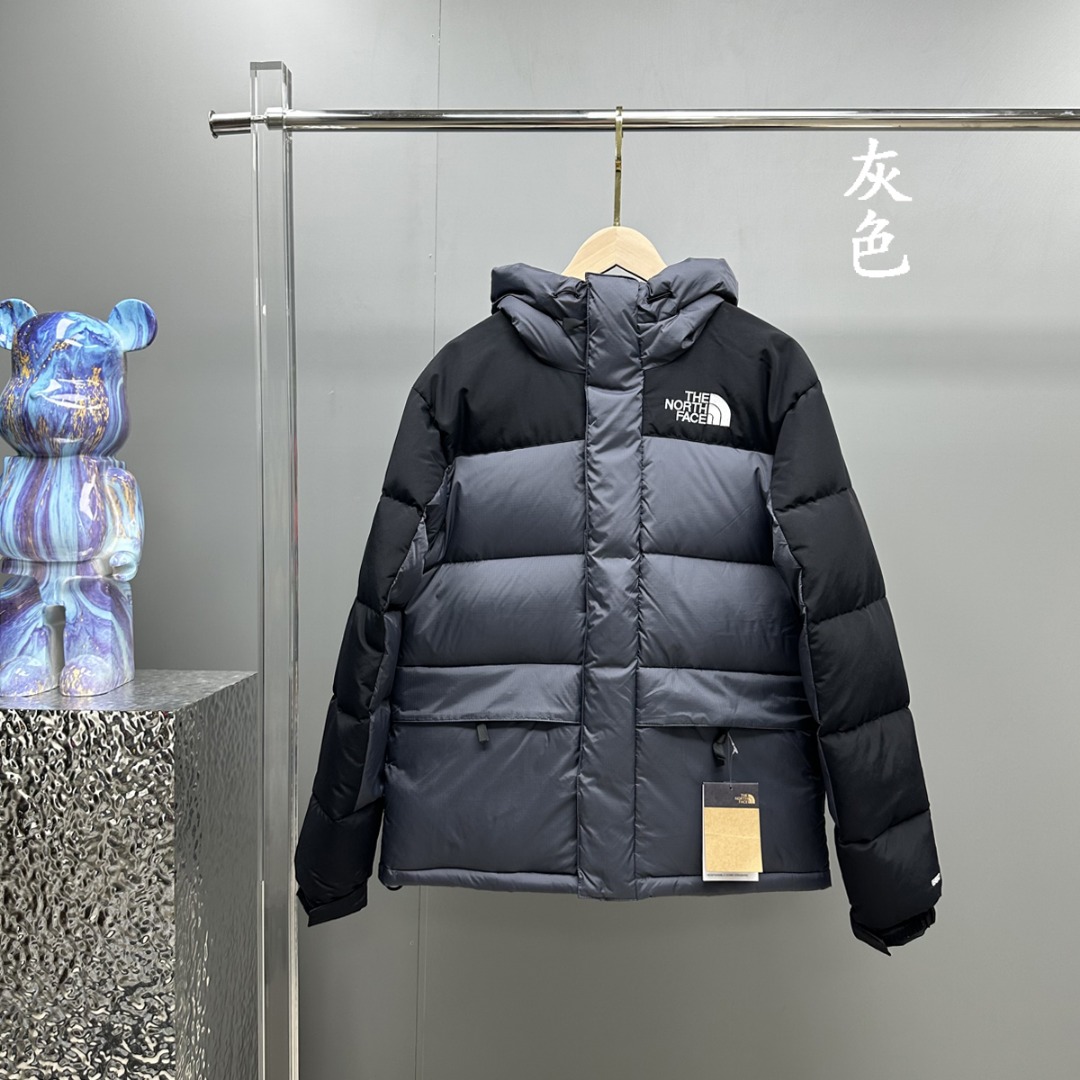 𝗧𝗛𝗘 𝗡𝗢𝗥𝗧𝗛 𝗙𝗔𝗖𝗘/北面  22S喜马拉雅羽绒服

𝗧𝗵𝗲 𝗡𝗼𝗿𝘁𝗵 𝗙𝗮𝗰𝗲"的字面含义为山的最寒冷、最艰难一面。它也是𝗧𝗵𝗲 𝗡𝗼𝗿𝘁𝗵 𝗙𝗮𝗰𝗲"的产品能够发挥功能的地方。 𝗧𝗵𝗲 𝗡𝗼𝗿𝘁𝗵 𝗙𝗮𝗰𝗲。一直致力支持去发现亲近自然。赞助探险家们去征服那些遥远的,人类尚不可触及的角落。𝗧𝗵𝗲 𝗡𝗼𝗿𝘁𝗵 𝗙𝗮𝗰𝗲"的标识,取自于美国Yosemite优胜美地国家公园内的半圆页山Half Dome,这也是等岩爱好者们擎爬花岗石的终极目标。 
顶级原版复刻版本就是指目前国内最高版本（没有之一）（匠心做一件放到专柜就是ZP的衣服）
1⃣️ 进口barudan/百灵达绣花机定制万针电绣，采用进口7号针，进口绣线，保证每字饱满、立体、清晰，可称最贵绣标！
2⃣️采用国标90白鸭绒填充，保暖性能更出色，轻便不厚重，压缩后的蓬松度恢复性好！ 
3⃣️原厂定制40D格子四级防水布料，独家采用原版一致单层布料做法【非市面通货内加胆布】，采用单层布料考验了布料及羽绒必须要达标，防止跑绒，并保证手感及膨松度，内里采用尼龙nylon双重双层封禁设计，不会出现任何跑绒现象，内置抽拉绳扣的可调节下摆，可防风防寒！ 
4⃣️拉链采用吉田YKK原厂定制，刻字清晰，质感完美顺滑.
5⃣️辅料及扣子均采用原版一样铜芯弹簧【非市面铁芯弹簧】
北面羽绒服，不吹嘘，目前能比我们做的更好的几乎没有！
用心做一件原版产品，让每一位客户有底气去给他的客户介绍说：这个是国内最顶级复刻版本。
好的产品不需要过多软文去衬托，
只有垃圾产品才会吹嘘：原单ZP 用洒洒洋洋几千字来打动消费者！
虽是F货但不输ZP！

颜色：黑色、白色、灰色

尺码：𝗫𝗦-𝗦-𝗠-𝗟-𝗫𝗟-𝗫𝗫𝗟