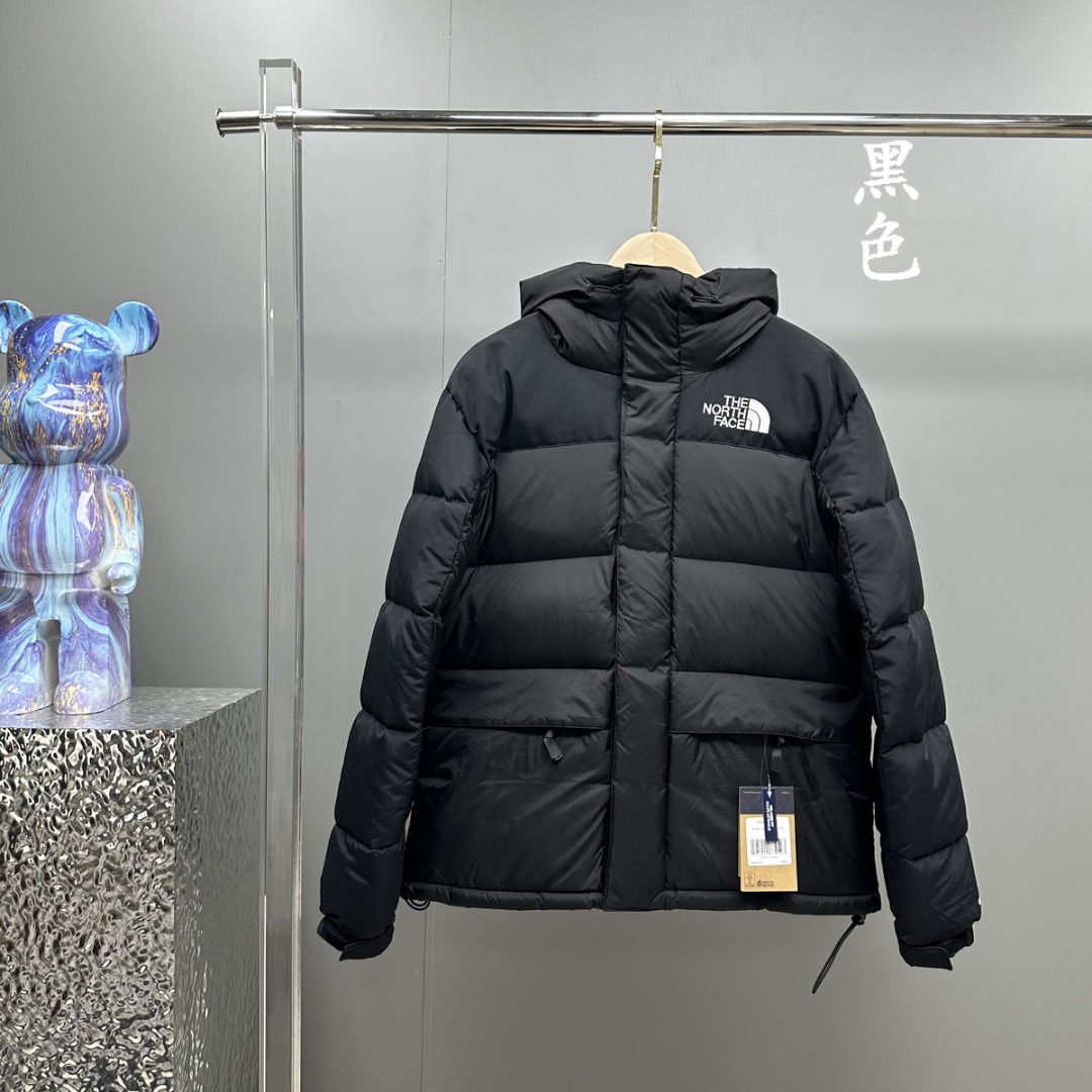 𝗧𝗛𝗘 𝗡𝗢𝗥𝗧𝗛 𝗙𝗔𝗖𝗘/北面  22S喜马拉雅羽绒服

𝗧𝗵𝗲 𝗡𝗼𝗿𝘁𝗵 𝗙𝗮𝗰𝗲"的字面含义为山的最寒冷、最艰难一面。它也是𝗧𝗵𝗲 𝗡𝗼𝗿𝘁𝗵 𝗙𝗮𝗰𝗲"的产品能够发挥功能的地方。 𝗧𝗵𝗲 𝗡𝗼𝗿𝘁𝗵 𝗙𝗮𝗰𝗲。一直致力支持去发现亲近自然。赞助探险家们去征服那些遥远的,人类尚不可触及的角落。𝗧𝗵𝗲 𝗡𝗼𝗿𝘁𝗵 𝗙𝗮𝗰𝗲"的标识,取自于美国Yosemite优胜美地国家公园内的半圆页山Half Dome,这也是等岩爱好者们擎爬花岗石的终极目标。 
顶级原版复刻版本就是指目前国内最高版本（没有之一）（匠心做一件放到专柜就是ZP的衣服）
1⃣️ 进口barudan/百灵达绣花机定制万针电绣，采用进口7号针，进口绣线，保证每字饱满、立体、清晰，可称最贵绣标！
2⃣️采用国标90白鸭绒填充，保暖性能更出色，轻便不厚重，压缩后的蓬松度恢复性好！ 
3⃣️原厂定制40D格子四级防水布料，独家采用原版一致单层布料做法【非市面通货内加胆布】，采用单层布料考验了布料及羽绒必须要达标，防止跑绒，并保证手感及膨松度，内里采用尼龙nylon双重双层封禁设计，不会出现任何跑绒现象，内置抽拉绳扣的可调节下摆，可防风防寒！ 
4⃣️拉链采用吉田YKK原厂定制，刻字清晰，质感完美顺滑.
5⃣️辅料及扣子均采用原版一样铜芯弹簧【非市面铁芯弹簧】
北面羽绒服，不吹嘘，目前能比我们做的更好的几乎没有！
用心做一件原版产品，让每一位客户有底气去给他的客户介绍说：这个是国内最顶级复刻版本。
好的产品不需要过多软文去衬托，
只有垃圾产品才会吹嘘：原单ZP 用洒洒洋洋几千字来打动消费者！
虽是F货但不输ZP！

颜色：黑色、白色、灰色

尺码：𝗫𝗦-𝗦-𝗠-𝗟-𝗫𝗟-𝗫𝗫𝗟