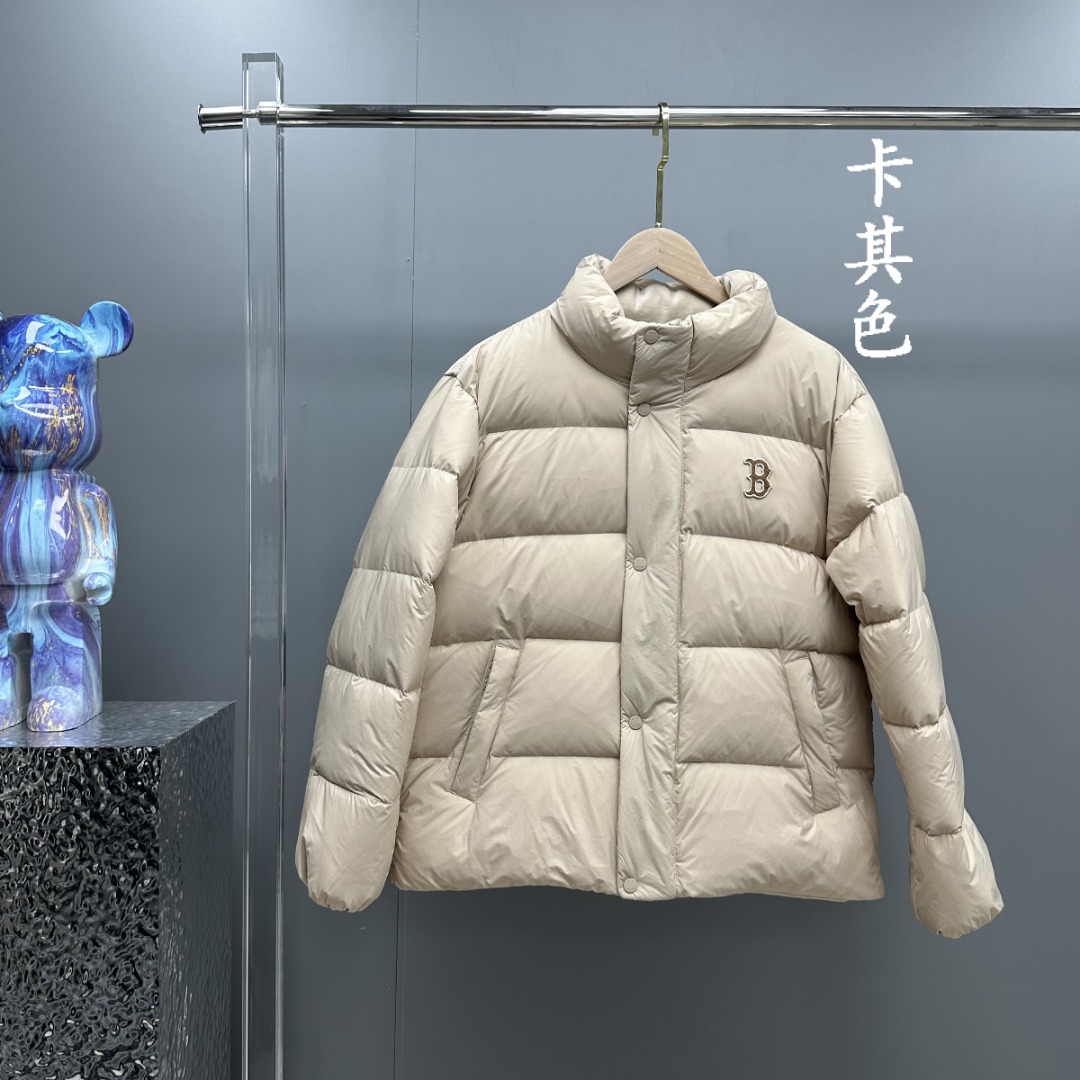 𝗠𝗟𝗕/洋基队   小标立领纯色面包服羽绒服

描述：
MLB是韩国F&F旗下潮流服装品牌，拥有150年历史的经典传统，是街头文化和国际生活方式的领导者。MLB 拥有包括男装、女装、童装、配饰 在内的全品类服饰，提供覆盖各性别、各年龄层、From HeadtoToe的穿搭装备。其产品结合了韩国的时尚造型与质感，展现了运动服饰也可以兼具时尚潮流的风格。在产品设计上，MLB不仅融合了美国职业棒球大联盟的各当家球队，更结合了棒球运动中的各个元素。

材料工艺解析：
1⃣️国标白鸭绒，市面独家使用顶级羽绒，绝不吹虚鹅绒等一系列的错误理解
2⃣️ 面料: 100% 涤纶; 里料: 100% 锦纶 ，市面最顶级没有之一，一切遵照原版定制。
4⃣️原代加工厂出品电镀五金，全部原厂定制，非市场各类复刻版
5⃣️大工厂出品，在品质方面一直是不去含糊，大厂出货大家都懂工人的工艺、QA与Qc品检 不是市面小厂可比的。

颜色：白色、黑色、卡其色

尺码：𝗫𝗦-𝗦-𝗠-𝗟-𝗫𝗟-𝗫𝗫𝗟