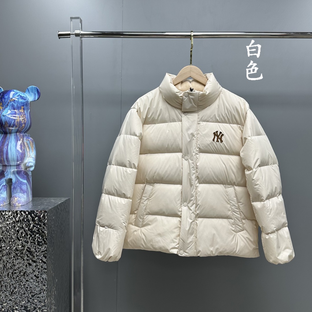 𝗠𝗟𝗕/洋基队   小标立领纯色面包服羽绒服

描述：
MLB是韩国F&F旗下潮流服装品牌，拥有150年历史的经典传统，是街头文化和国际生活方式的领导者。MLB 拥有包括男装、女装、童装、配饰 在内的全品类服饰，提供覆盖各性别、各年龄层、From HeadtoToe的穿搭装备。其产品结合了韩国的时尚造型与质感，展现了运动服饰也可以兼具时尚潮流的风格。在产品设计上，MLB不仅融合了美国职业棒球大联盟的各当家球队，更结合了棒球运动中的各个元素。

材料工艺解析：
1⃣️国标白鸭绒，市面独家使用顶级羽绒，绝不吹虚鹅绒等一系列的错误理解
2⃣️ 面料: 100% 涤纶; 里料: 100% 锦纶 ，市面最顶级没有之一，一切遵照原版定制。
4⃣️原代加工厂出品电镀五金，全部原厂定制，非市场各类复刻版
5⃣️大工厂出品，在品质方面一直是不去含糊，大厂出货大家都懂工人的工艺、QA与Qc品检 不是市面小厂可比的。

颜色：白色、黑色、卡其色

尺码：𝗫𝗦-𝗦-𝗠-𝗟-𝗫𝗟-𝗫𝗫𝗟