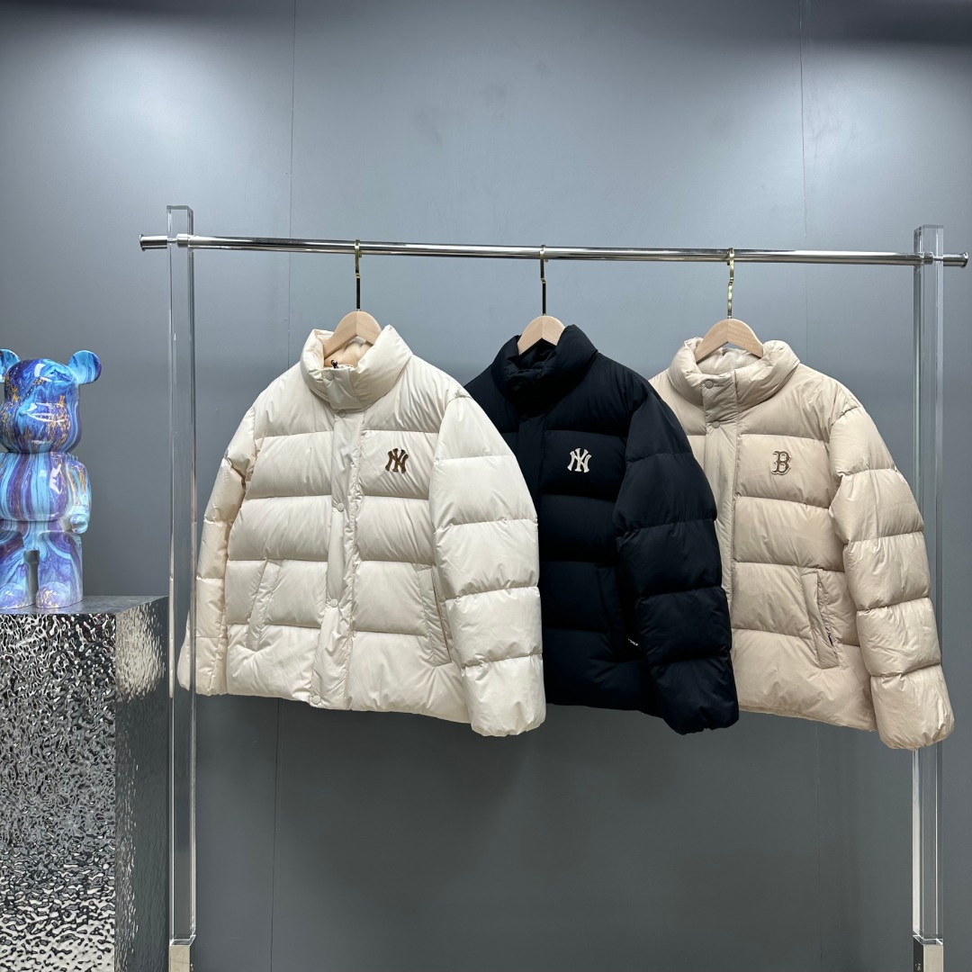 𝗠𝗟𝗕/洋基队   小标立领纯色面包服羽绒服

描述：
MLB是韩国F&F旗下潮流服装品牌，拥有150年历史的经典传统，是街头文化和国际生活方式的领导者。MLB 拥有包括男装、女装、童装、配饰 在内的全品类服饰，提供覆盖各性别、各年龄层、From HeadtoToe的穿搭装备。其产品结合了韩国的时尚造型与质感，展现了运动服饰也可以兼具时尚潮流的风格。在产品设计上，MLB不仅融合了美国职业棒球大联盟的各当家球队，更结合了棒球运动中的各个元素。

材料工艺解析：
1⃣️国标白鸭绒，市面独家使用顶级羽绒，绝不吹虚鹅绒等一系列的错误理解
2⃣️ 面料: 100% 涤纶; 里料: 100% 锦纶 ，市面最顶级没有之一，一切遵照原版定制。
4⃣️原代加工厂出品电镀五金，全部原厂定制，非市场各类复刻版
5⃣️大工厂出品，在品质方面一直是不去含糊，大厂出货大家都懂工人的工艺、QA与Qc品检 不是市面小厂可比的。

颜色：白色、黑色、卡其色

尺码：𝗫𝗦-𝗦-𝗠-𝗟-𝗫𝗟-𝗫𝗫𝗟