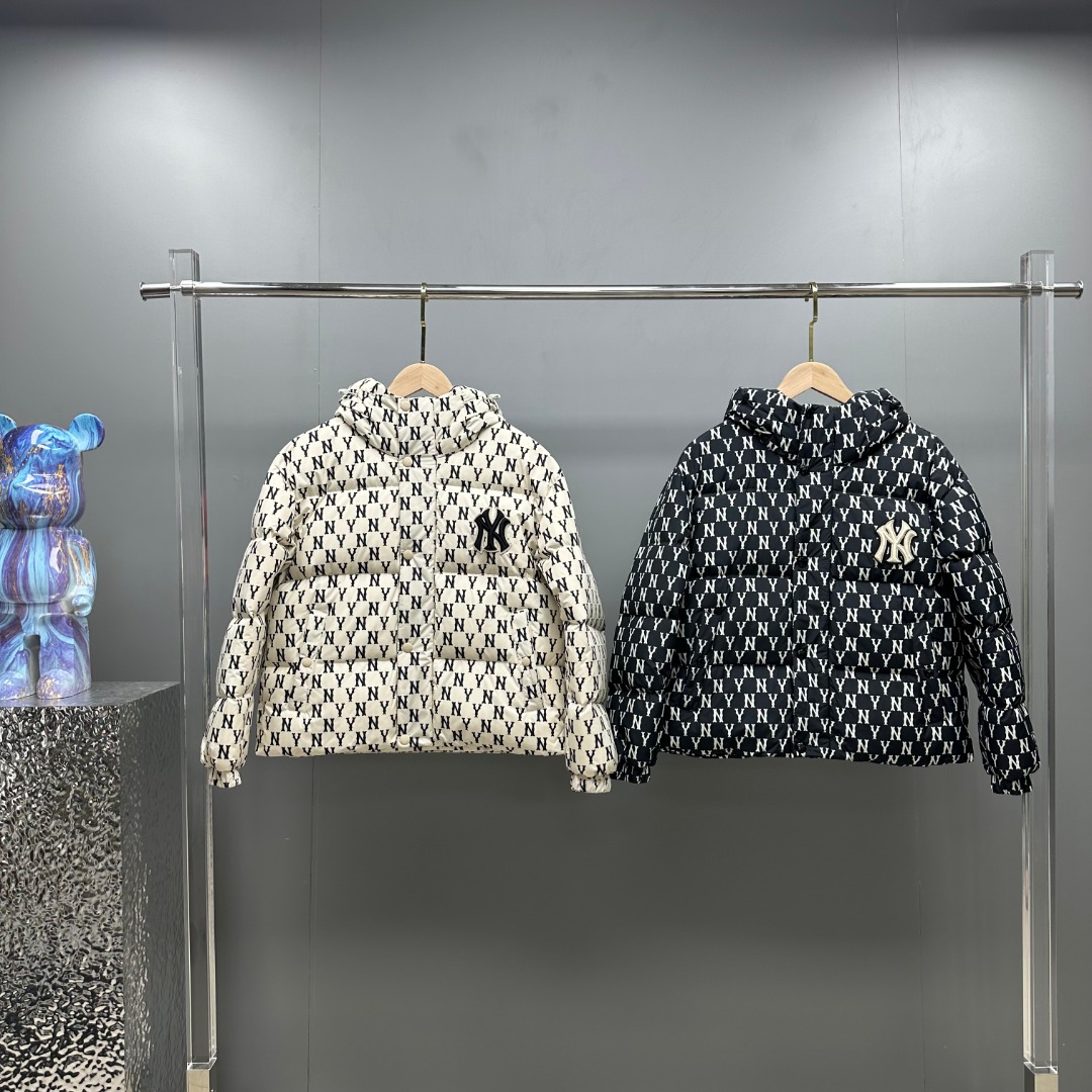 𝗠𝗟𝗕/洋基队   格纹字母满印立领羽绒服

描述：
MLB是韩国F&F旗下潮流服装品牌，拥有150年历史的经典传统，是街头文化和国际生活方式的领导者。MLB 拥有包括男装、女装、童装、配饰 在内的全品类服饰，提供覆盖各性别、各年龄层、From HeadtoToe的穿搭装备。其产品结合了韩国的时尚造型与质感，展现了运动服饰也可以兼具时尚潮流的风格。在产品设计上，MLB不仅融合了美国职业棒球大联盟的各当家球队，更结合了棒球运动中的各个元素。

材料工艺解析：
1⃣️国标白鸭绒，市面独家使用顶级羽绒，绝不吹虚鹅绒等一系列的错误理解
2⃣️ 面料: 100% 涤纶; 里料: 100% 锦纶 ，市面最顶级没有之一，一切遵照原版定制。
4⃣️原代加工厂出品电镀五金，全部原厂定制，非市场各类复刻版
5⃣️大工厂出品，在品质方面一直是不去含糊，大厂出货大家都懂工人的工艺、QA与Qc品检 不是市面小厂可比的。

颜色：白色、黑色

尺码：𝗦-𝗠-𝗟-𝗫𝗟-𝗫𝗫𝗟