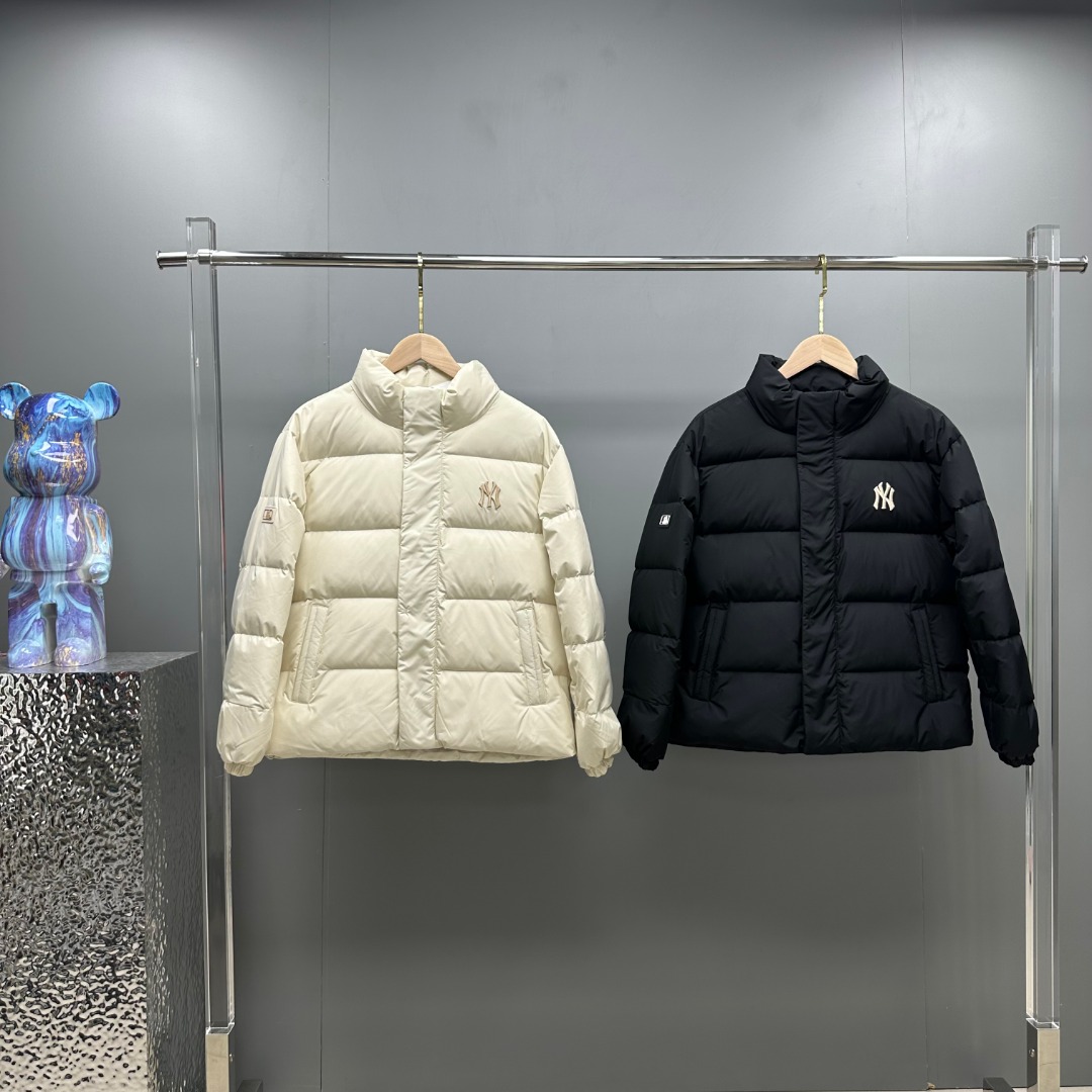 𝗠𝗟𝗕/洋基队   后背胶印镂空大LOGO羽绒服

描述：
MLB是韩国F&F旗下潮流服装品牌，拥有150年历史的经典传统，是街头文化和国际生活方式的领导者。MLB 拥有包括男装、女装、童装、配饰 在内的全品类服饰，提供覆盖各性别、各年龄层、From HeadtoToe的穿搭装备。其产品结合了韩国的时尚造型与质感，展现了运动服饰也可以兼具时尚潮流的风格。在产品设计上，MLB不仅融合了美国职业棒球大联盟的各当家球队，更结合了棒球运动中的各个元素。

材料工艺解析：
1⃣️国标白鸭绒，市面独家使用顶级羽绒，绝不吹虚鹅绒等一系列的错误理解
2⃣️ 面料: 100% 涤纶; 里料: 100% 锦纶 ，市面最顶级没有之一，一切遵照原版定制。
4⃣️原代加工厂出品电镀五金，全部原厂定制，非市场各类复刻版
5⃣️大工厂出品，在品质方面一直是不去含糊，大厂出货大家都懂工人的工艺、QA与Qc品检 不是市面小厂可比的。

颜色：白色、黑色

尺码：𝗦-𝗠-𝗟-𝗫𝗟-𝗫𝗫𝗟