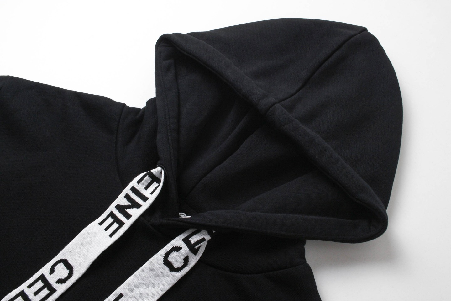 Luxurious CELINE Fall/Winter 2022 Collection Highlights: Hooded Fur Coat with Chain Blason - 图片 3