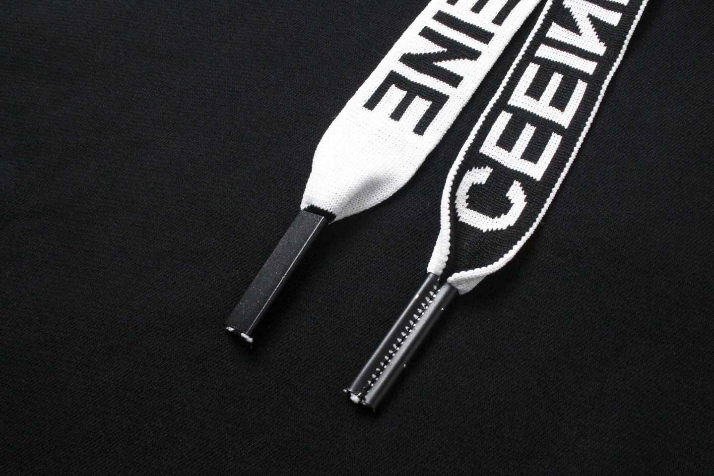 Luxurious CELINE Fall/Winter 2022 Collection Highlights: Hooded Fur Coat with Chain Blason - 图片 4