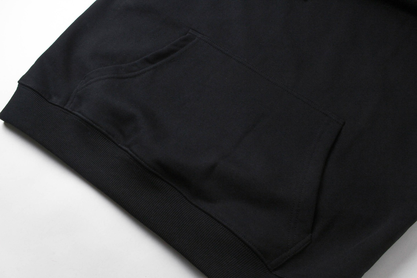 Luxurious CELINE Fall/Winter 2022 Collection Highlights: Hooded Fur Coat with Chain Blason - 图片 5