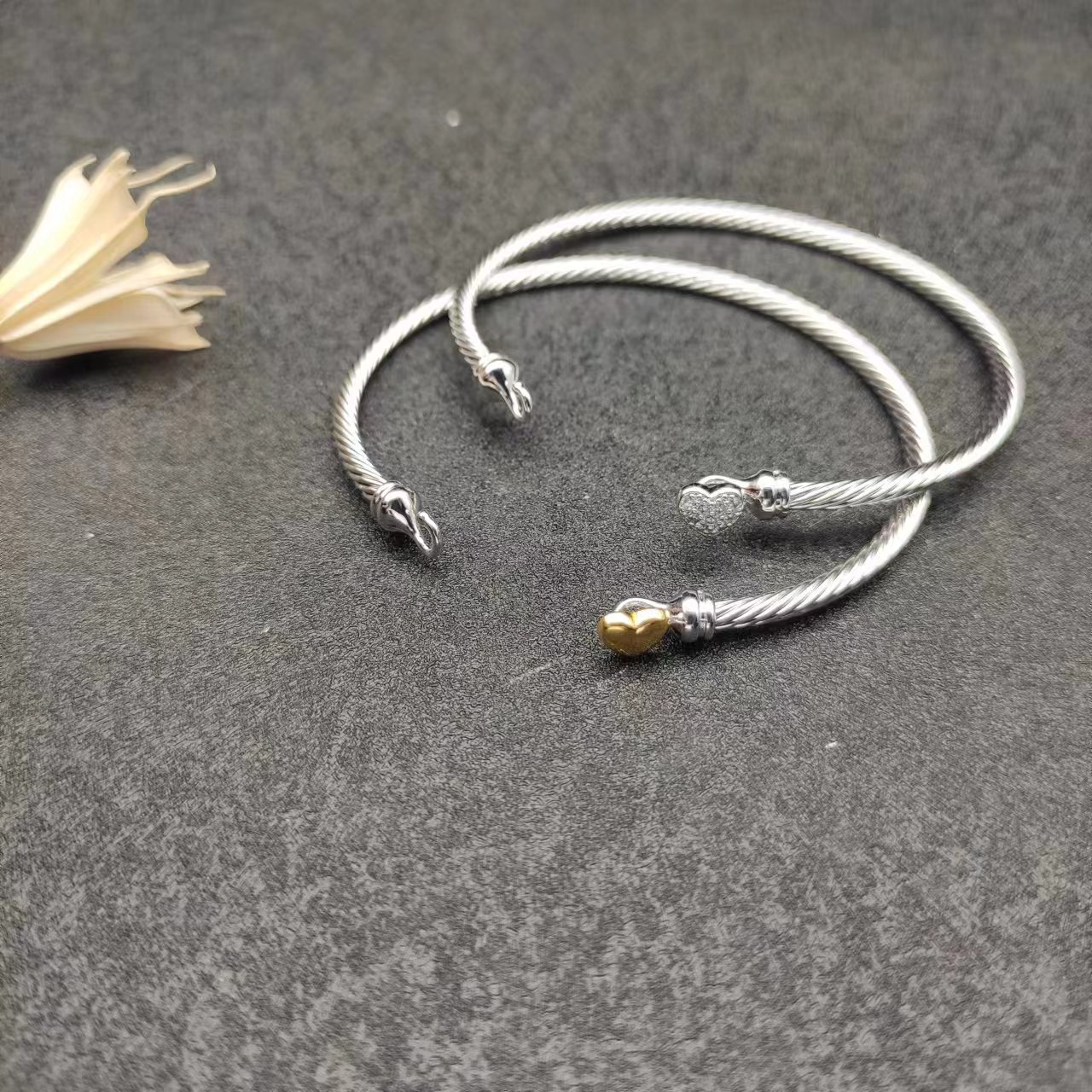 NO:112378,New David Yurman 3mm heart-shaped bracelet. It is available in silver diamond-set and color-separated, with two sizes of 17cm and 19cm. It is recommended to wear a hand circumference of 15-18cm. Number DYSZ-177-180, jewelry quality, bracelet19860909上新 David Yurman 3mm 心形手镯.有银色镶钻和分色两款,尺寸17cm和19cm两个尺寸,建议适合佩戴的手围15-18cm 编号DYSZ-177-180,饰品精品,bracelet,Jewelry