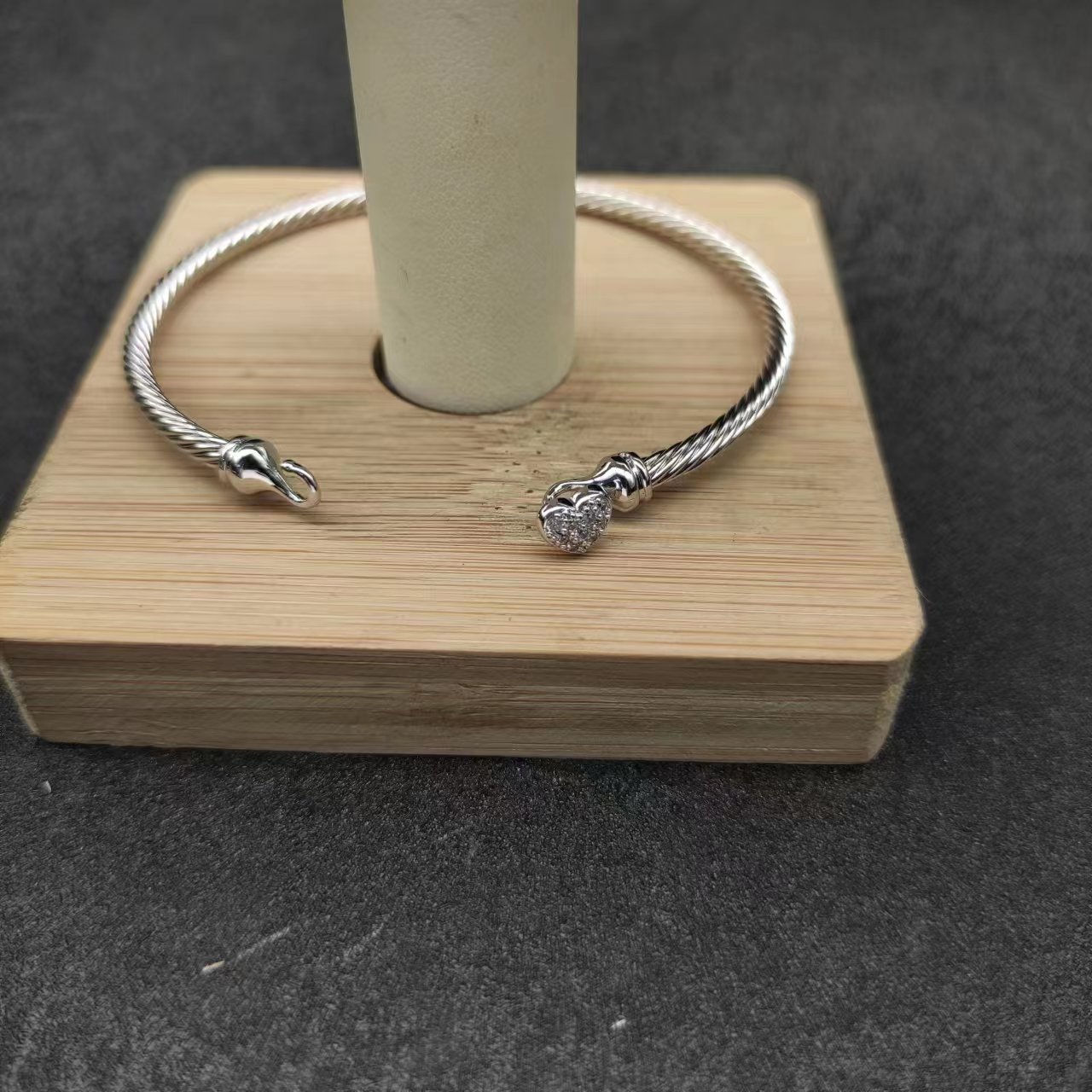 NO:112380,New David Yurman 3mm heart-shaped bracelet. It has silver diamond-set style, sizes 17cm and 19cm. It is recommended to wear a hand circumference of 15-18cm. Number DYSZ-177-178, jewelry quality, bracelet19860909上新 David Yurman 3mm 心形手镯.有银色镶钻款,尺寸17cm和19cm两个尺寸,建议适合佩戴的手围15-18cm 编号DYSZ-177-178,饰品精品,bracelet,Jewelry
