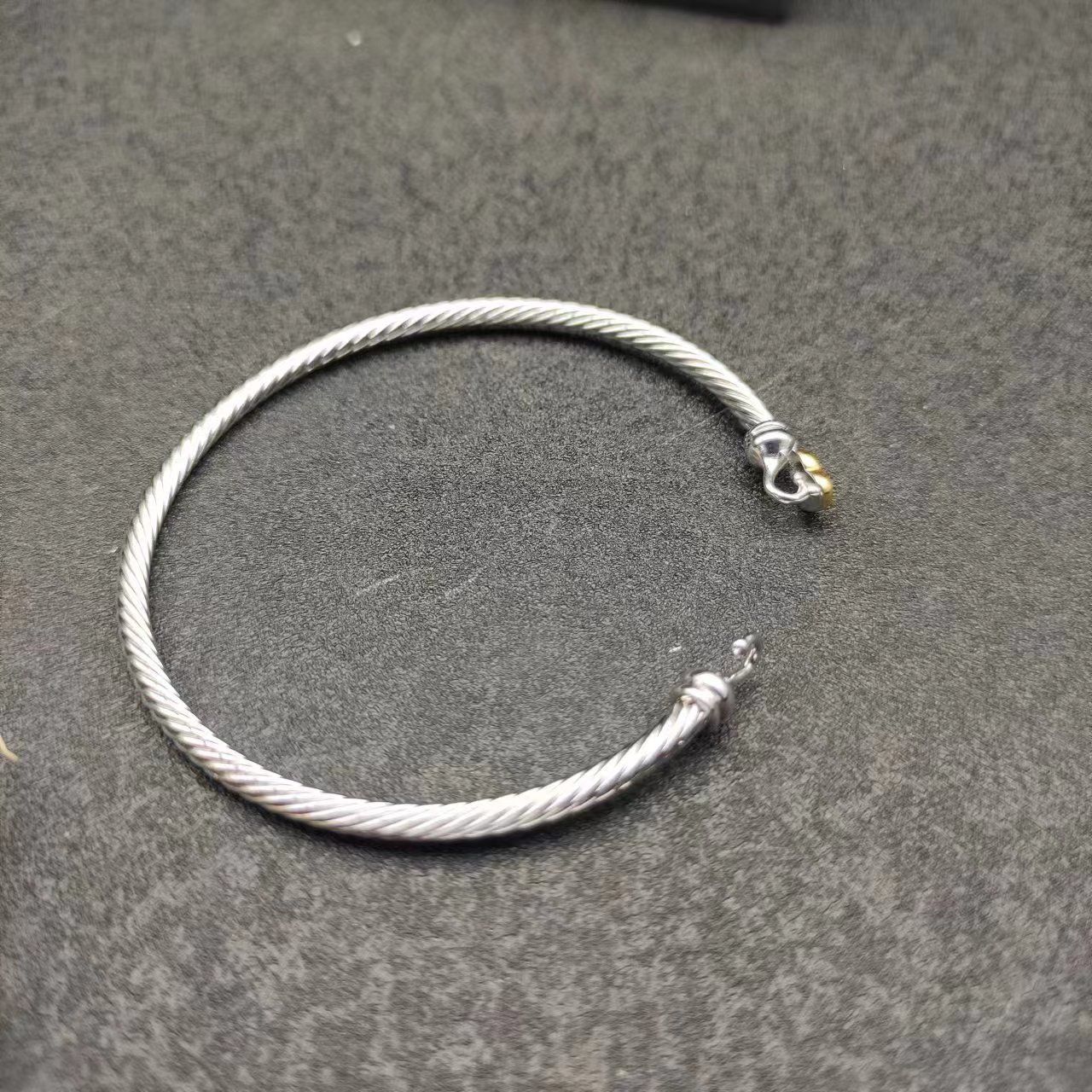 NO:112382,New David Yurman 3mm heart-shaped bracelet. Color-separated model, sizes 17cm and 19cm, recommended hand circumference suitable for wearing 15-18cm Number DYSZ-179-180, jewelry fine, bracelet19860909上新 David Yurman 3mm 心形手镯.分色款,尺寸17cm和19cm两个尺寸,建议适合佩戴的手围15-18cm 编号DYSZ-179-180,饰品精品,bracelet,Jewelry