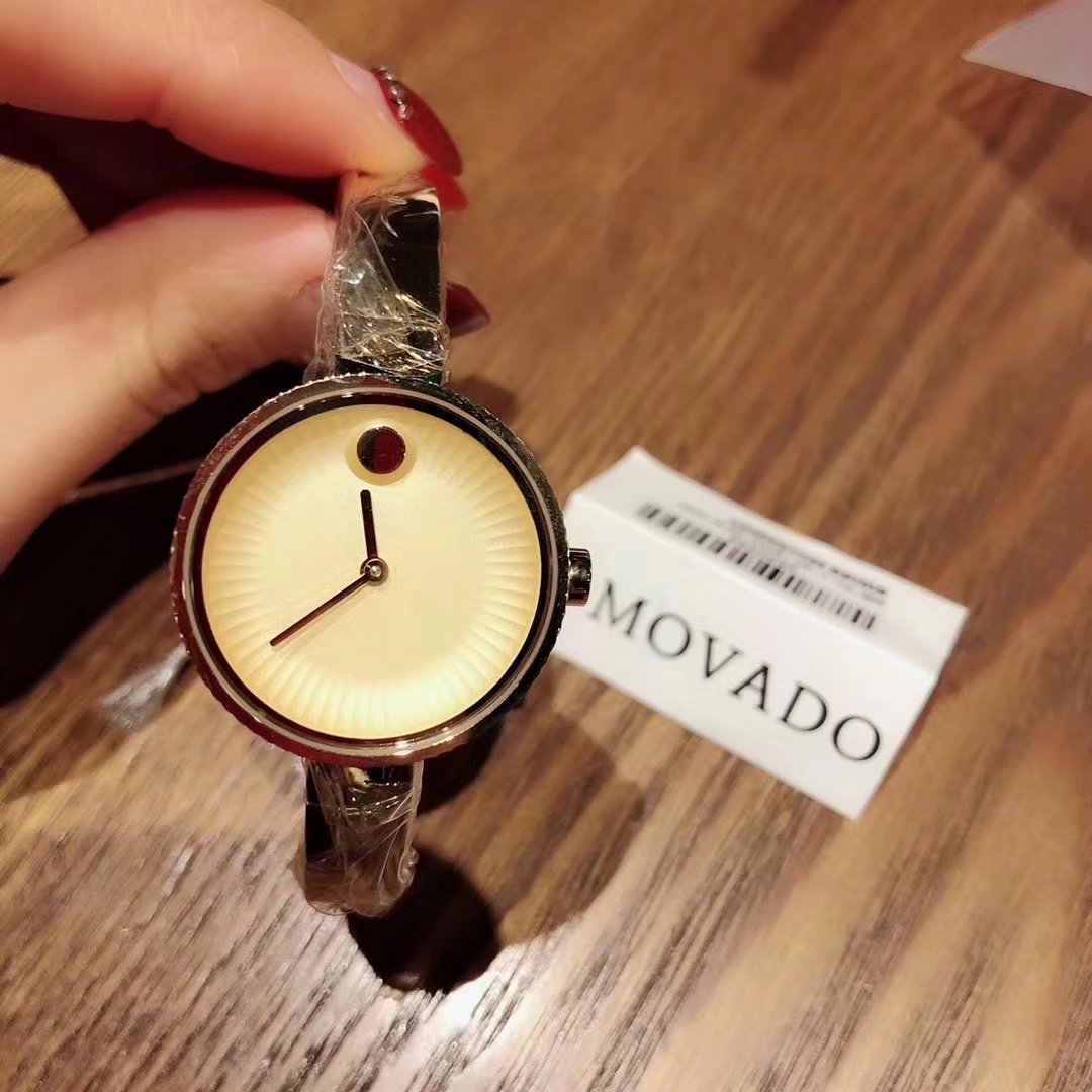 Benefits of Wearing Sweaters: Morvanto’s Stylish Movado Edge Fashion Watch with Swiss Stone - 图片 3