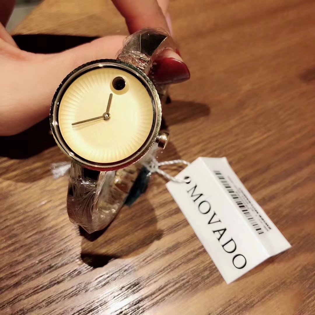 Benefits of Wearing Sweaters: Morvanto’s Stylish Movado Edge Fashion Watch with Swiss Stone - 图片 2