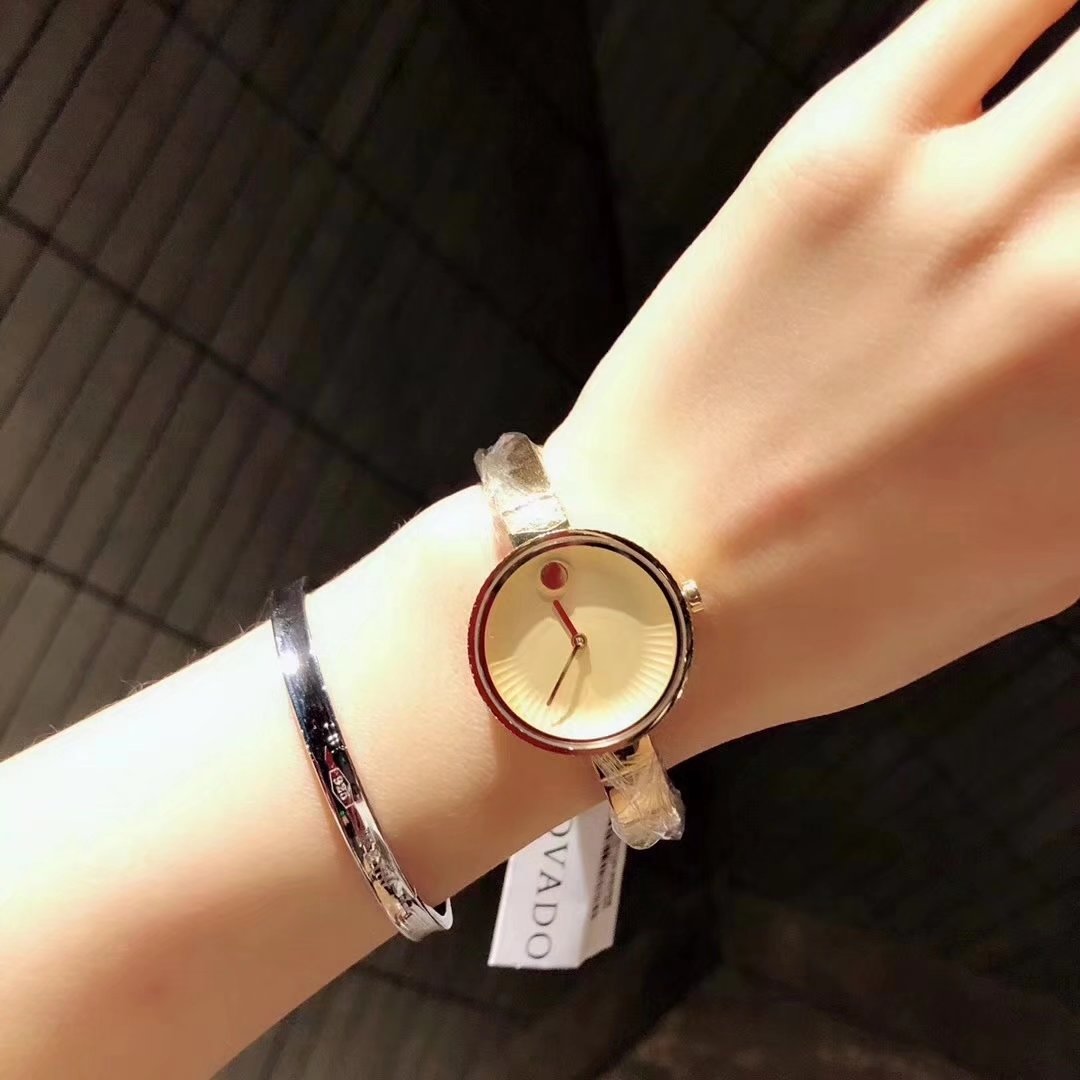 Benefits of Wearing Sweaters: Morvanto’s Stylish Movado Edge Fashion Watch with Swiss Stone - 图片 4