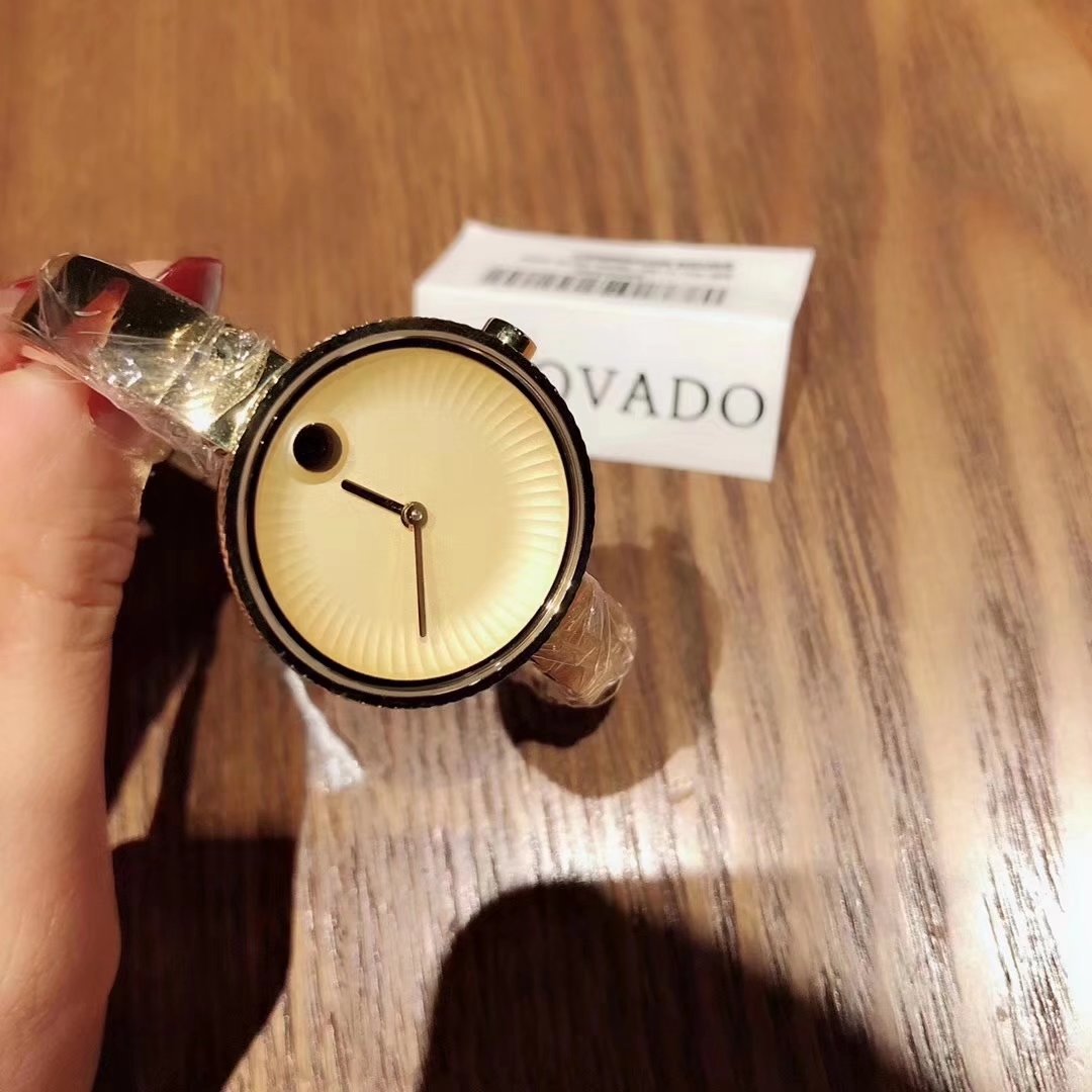 Benefits of Wearing Sweaters: Morvanto’s Stylish Movado Edge Fashion Watch with Swiss Stone - 图片 5