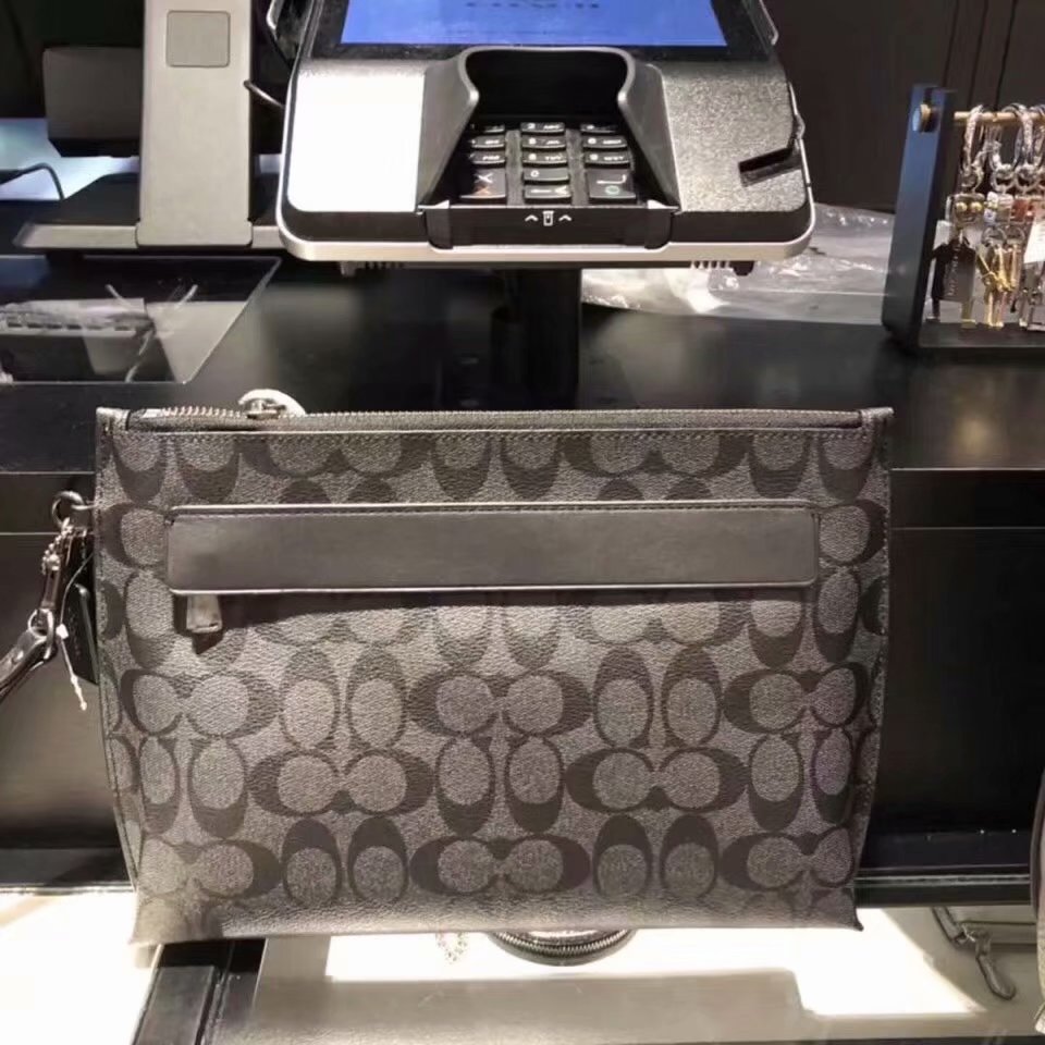Coach COACH男士手拿包了解一下 前天出库的货 牛皮 基本上是男人的必须品 还是拿手包的男人最帅