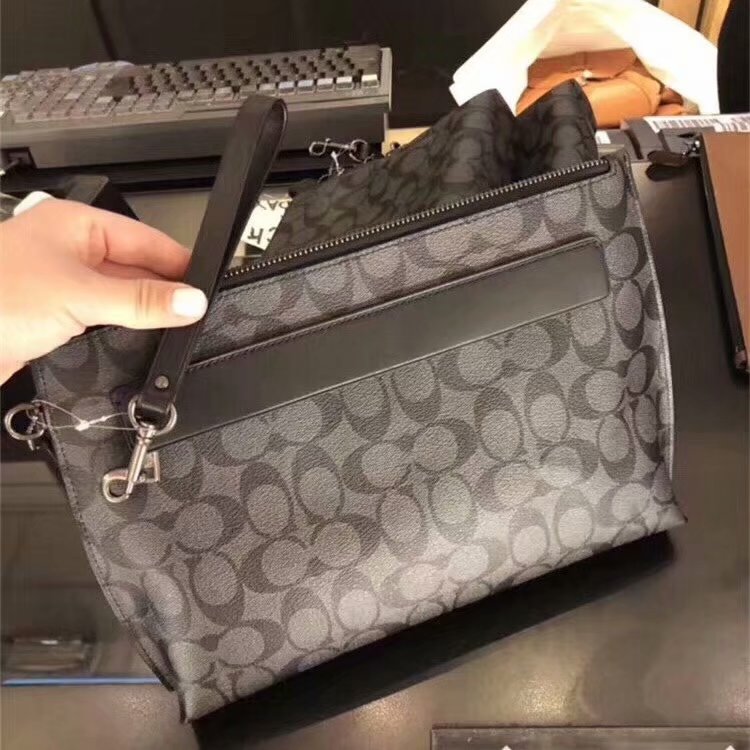 Coach COACH男士手拿包了解一下 前天出库的货 牛皮 基本上是男人的必须品 还是拿手包的男人最帅