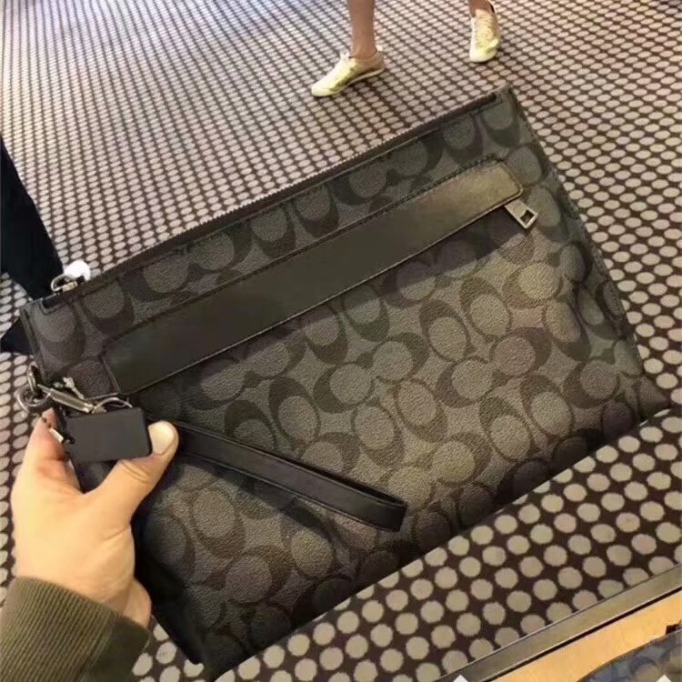 Coach COACH男士手拿包了解一下 前天出库的货 牛皮 基本上是男人的必须品 还是拿手包的男人最帅