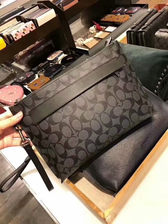Coach COACH男士手拿包了解一下 前天出库的货 牛皮 基本上是男人的必须品 还是拿手包的男人最帅