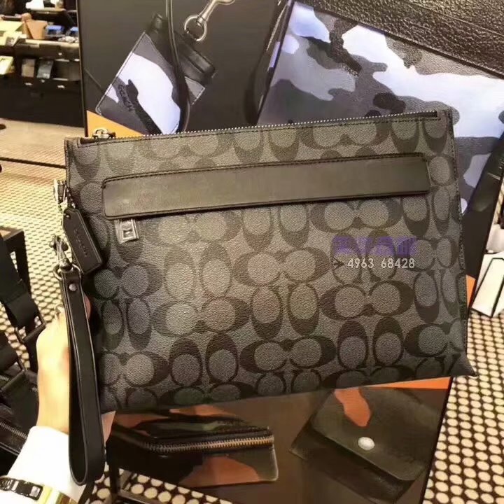 Coach COACH男士手拿包了解一下 前天出库的货 牛皮 基本上是男人的必须品 还是拿手包的男人最帅