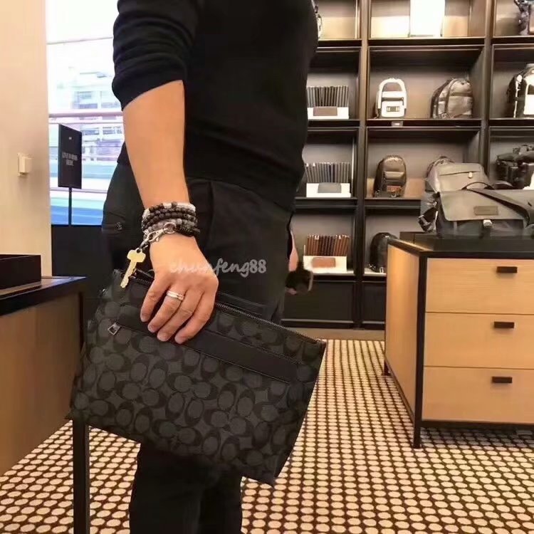 Coach 这款Coach男士手拿包我一定要推荐给你们