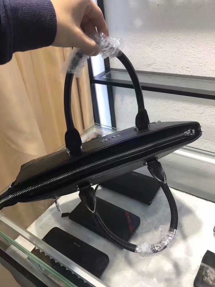 批¥PRADA普拉达 独家新款【型号】193-1商务休闲包【尺寸】38-29-6cm【颜色】黑色 高端品