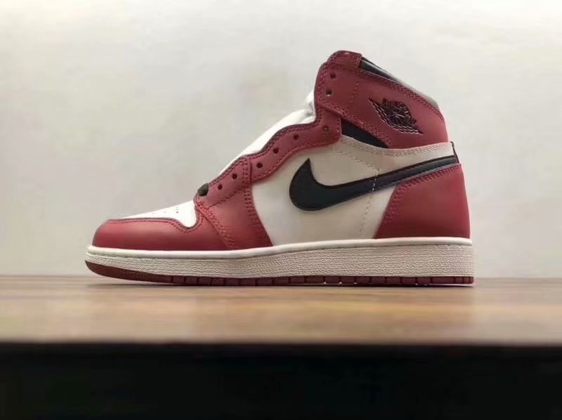 AJ1高帮女鞋“SP纯原”版本价格下调<br />本地自取￥330<br />价格下调<br />【SP版】Nike Air Jordan 1 Retro High AJ1乔1 黑红脚趾575441-<br />尺码：36 36.5 37.5 38 38.5 39 40 全码货齐，每天精准库存更新！<br />#全新模具重金打造 市面最贴切原版的鞋型后跟三个坡度细节  “驼背腰”首家实现飞翼3D打印改良 深度立体 已比对原鞋#唯一正确原底细节 同步官方 四线中底拉帮#皮料选材 原装公司皮料 卡色调整与原鞋相同#鞋盒、防尘纸  均采购来自原厂<br />其他版本：<br />DT版本￥350（36-39带半码）<br />ST版本￥350（36-39带半码）<br />GZ版本￥240（36-40带半码）