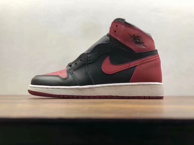 AJ1高帮女鞋“SP纯原”版本价格下调<br />本地自取￥330<br />价格下调<br />【SP版】Nike Air Jordan 1 Retro High AJ1乔1 黑红脚趾575441-<br />尺码：36 36.5 37.5 38 38.5 39 40 全码货齐，每天精准库存更新！<br />#全新模具重金打造 市面最贴切原版的鞋型后跟三个坡度细节  “驼背腰”首家实现飞翼3D打印改良 深度立体 已比对原鞋#唯一正确原底细节 同步官方 四线中底拉帮#皮料选材 原装公司皮料 卡色调整与原鞋相同#鞋盒、防尘纸  均采购来自原厂<br />其他版本：<br />DT版本￥350（36-39带半码）<br />ST版本￥350（36-39带半码）<br />GZ版本￥240（36-40带半码）