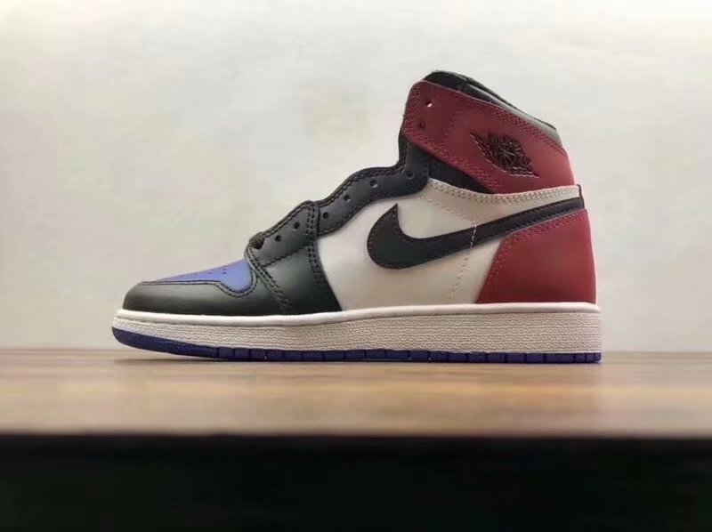 AJ1高帮女鞋“SP纯原”版本价格下调<br />本地自取￥330<br />价格下调<br />【SP版】Nike Air Jordan 1 Retro High AJ1乔1 黑红脚趾575441-<br />尺码：36 36.5 37.5 38 38.5 39 40 全码货齐，每天精准库存更新！<br />#全新模具重金打造 市面最贴切原版的鞋型后跟三个坡度细节  “驼背腰”首家实现飞翼3D打印改良 深度立体 已比对原鞋#唯一正确原底细节 同步官方 四线中底拉帮#皮料选材 原装公司皮料 卡色调整与原鞋相同#鞋盒、防尘纸  均采购来自原厂<br />其他版本：<br />DT版本￥350（36-39带半码）<br />ST版本￥350（36-39带半码）<br />GZ版本￥240（36-40带半码）