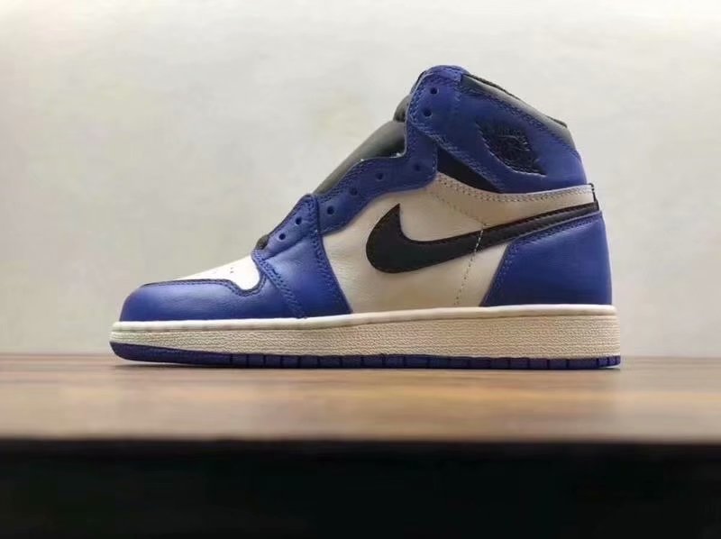 AJ1高帮女鞋“SP纯原”版本价格下调<br />本地自取￥330<br />价格下调<br />【SP版】Nike Air Jordan 1 Retro High AJ1乔1 黑红脚趾575441-<br />尺码：36 36.5 37.5 38 38.5 39 40 全码货齐，每天精准库存更新！<br />#全新模具重金打造 市面最贴切原版的鞋型后跟三个坡度细节  “驼背腰”首家实现飞翼3D打印改良 深度立体 已比对原鞋#唯一正确原底细节 同步官方 四线中底拉帮#皮料选材 原装公司皮料 卡色调整与原鞋相同#鞋盒、防尘纸  均采购来自原厂<br />其他版本：<br />DT版本￥350（36-39带半码）<br />ST版本￥350（36-39带半码）<br />GZ版本￥240（36-40带半码）