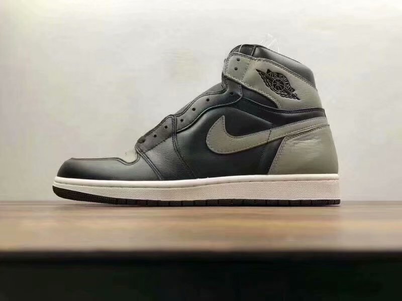 AJ1高帮女鞋“SP纯原”版本价格下调<br />本地自取￥330<br />价格下调<br />【SP版】Nike Air Jordan 1 Retro High AJ1乔1 黑红脚趾575441-<br />尺码：36 36.5 37.5 38 38.5 39 40 全码货齐，每天精准库存更新！<br />#全新模具重金打造 市面最贴切原版的鞋型后跟三个坡度细节  “驼背腰”首家实现飞翼3D打印改良 深度立体 已比对原鞋#唯一正确原底细节 同步官方 四线中底拉帮#皮料选材 原装公司皮料 卡色调整与原鞋相同#鞋盒、防尘纸  均采购来自原厂<br />其他版本：<br />DT版本￥350（36-39带半码）<br />ST版本￥350（36-39带半码）<br />GZ版本￥240（36-40带半码）