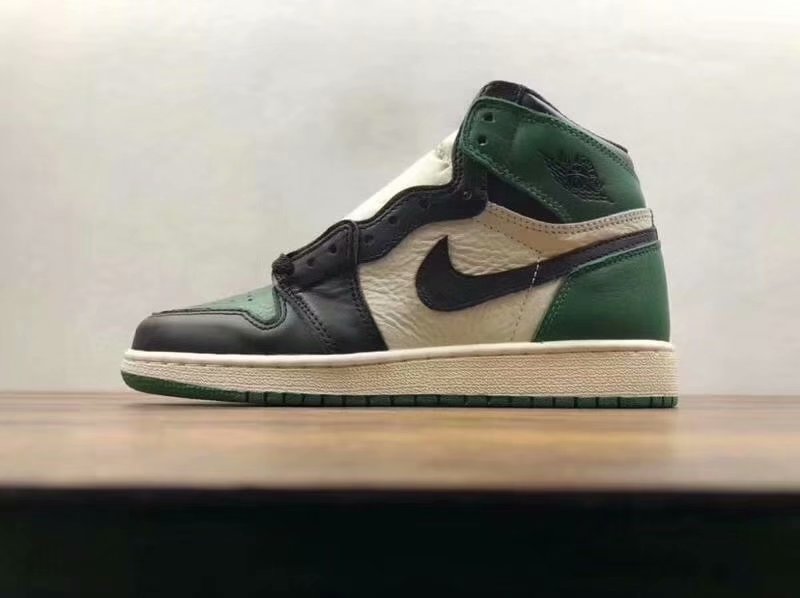 AJ1高帮女鞋“SP纯原”版本价格下调<br />本地自取￥330<br />价格下调<br />【SP版】Nike Air Jordan 1 Retro High AJ1乔1 黑红脚趾575441-<br />尺码：36 36.5 37.5 38 38.5 39 40 全码货齐，每天精准库存更新！<br />#全新模具重金打造 市面最贴切原版的鞋型后跟三个坡度细节  “驼背腰”首家实现飞翼3D打印改良 深度立体 已比对原鞋#唯一正确原底细节 同步官方 四线中底拉帮#皮料选材 原装公司皮料 卡色调整与原鞋相同#鞋盒、防尘纸  均采购来自原厂<br />其他版本：<br />DT版本￥350（36-39带半码）<br />ST版本￥350（36-39带半码）<br />GZ版本￥240（36-40带半码）