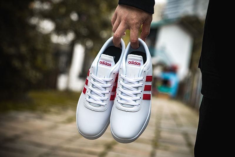 60 Adidas Neo 超软二层皮低帮小白鞋