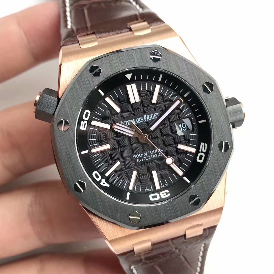 Boutique BF La serie Royal Oak Offshore 15703, después de múltiples procesos de pulido y glaseado, finalmente…