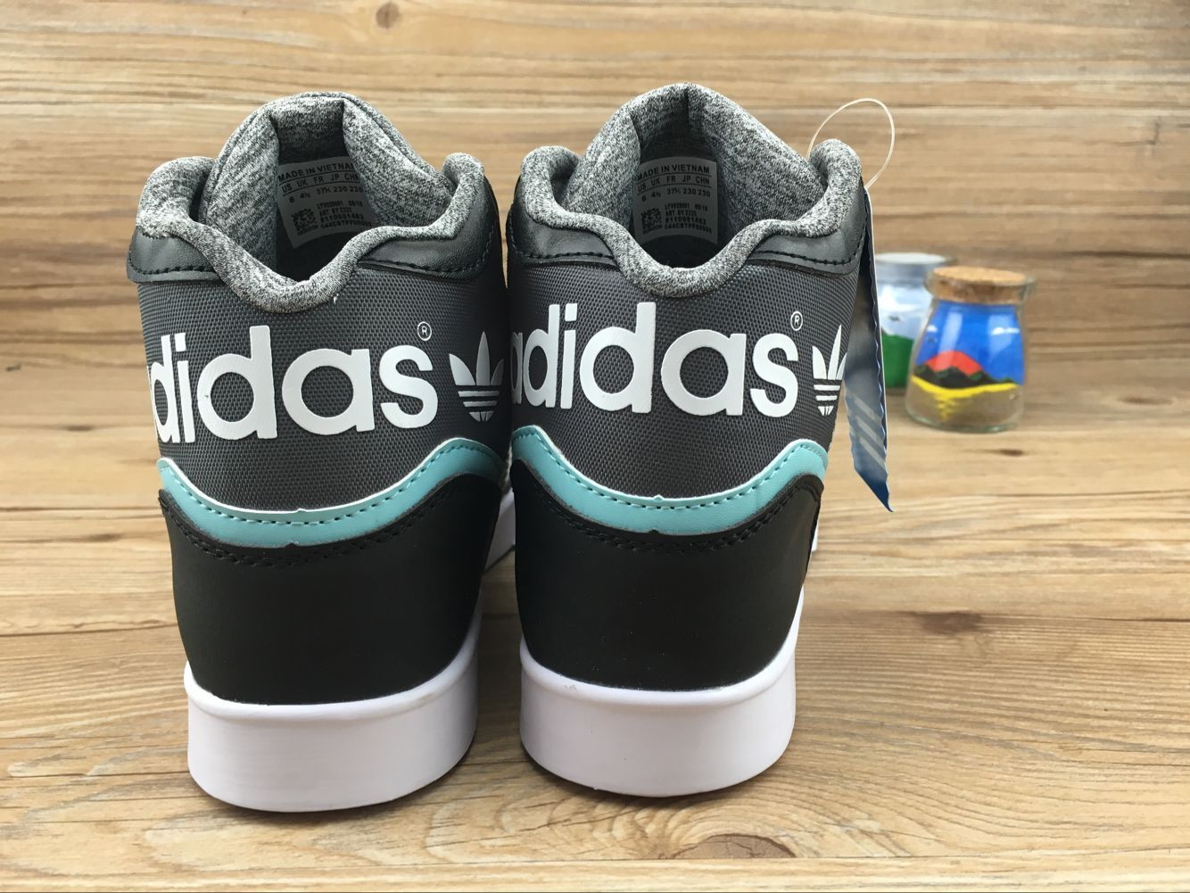 范冰冰高帮新配色爆款阿迪达斯高帮商城品质真标正品材料 阿迪达斯范冰冰同款系列女鞋高帮板鞋 黑白月 材料羊巴 货号 BY2333 36-40 |