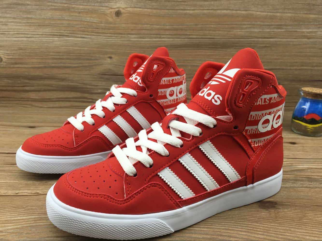 范冰冰高帮新配色爆款阿迪达斯高帮商城品质真标正品材料 阿迪达斯范冰冰同款系列男女鞋高帮板鞋 红白字体 羊巴皮 货号BY2232 尺码36-44 |