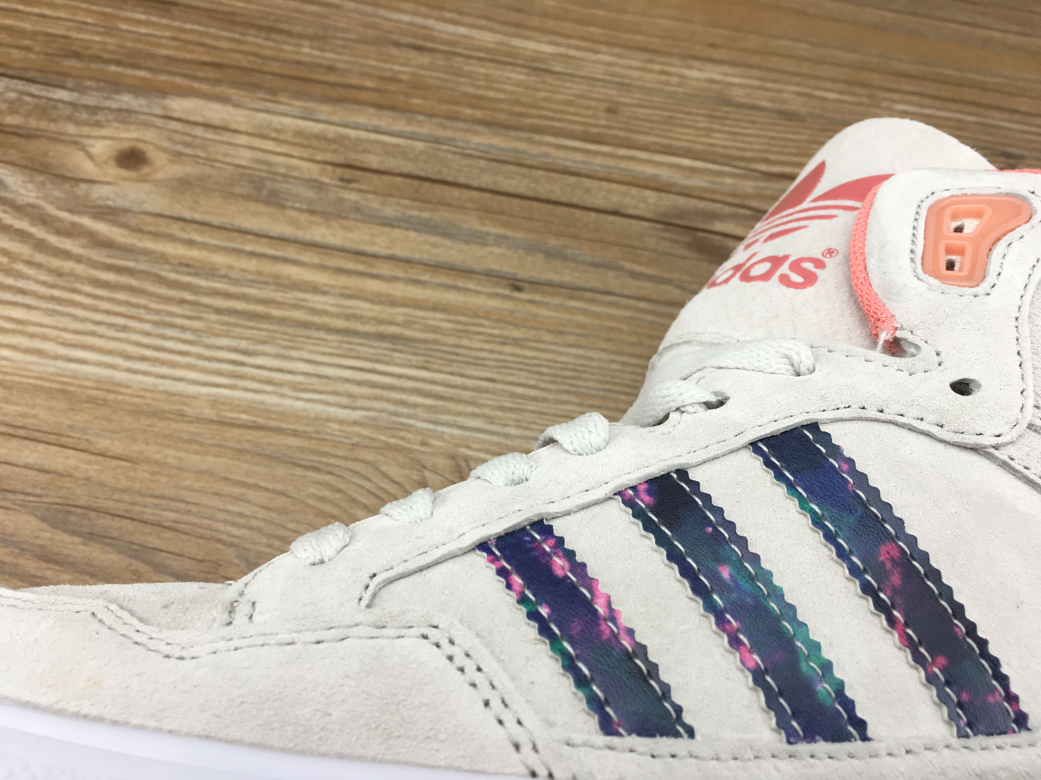 范冰冰高帮爆款阿迪达斯高帮商城品质真标官网同步 阿迪达斯范冰冰同款系列女鞋高帮板鞋 米白七彩AQ3256 36-40带半码 |