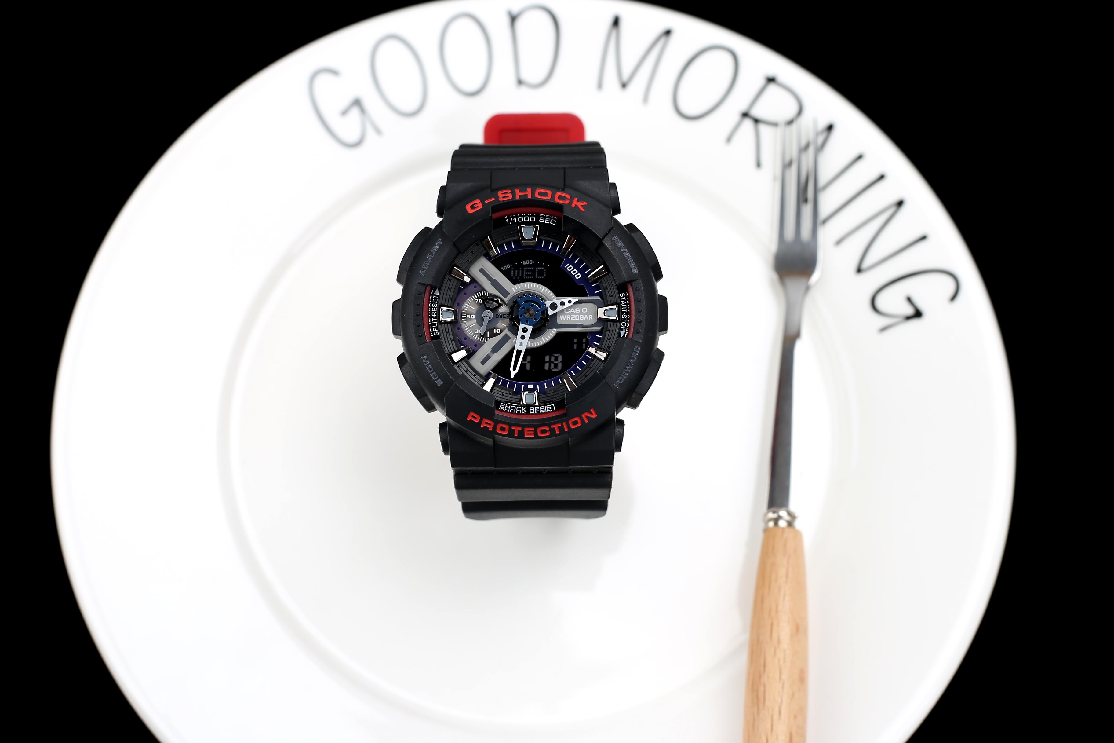 E0   Casio 卡西欧  G-SHOCK 单眼系列 ga110 双色 震撼来袭 金45度°自动抬手灯可开关经典防震表盘设计配合冲击视觉的强烈色彩LCD液晶显示盘精确到1/1000秒的秒表计速功能防震防磁1200米防水48个城市时间倒计时闹钟全自动日历等多样强大功能