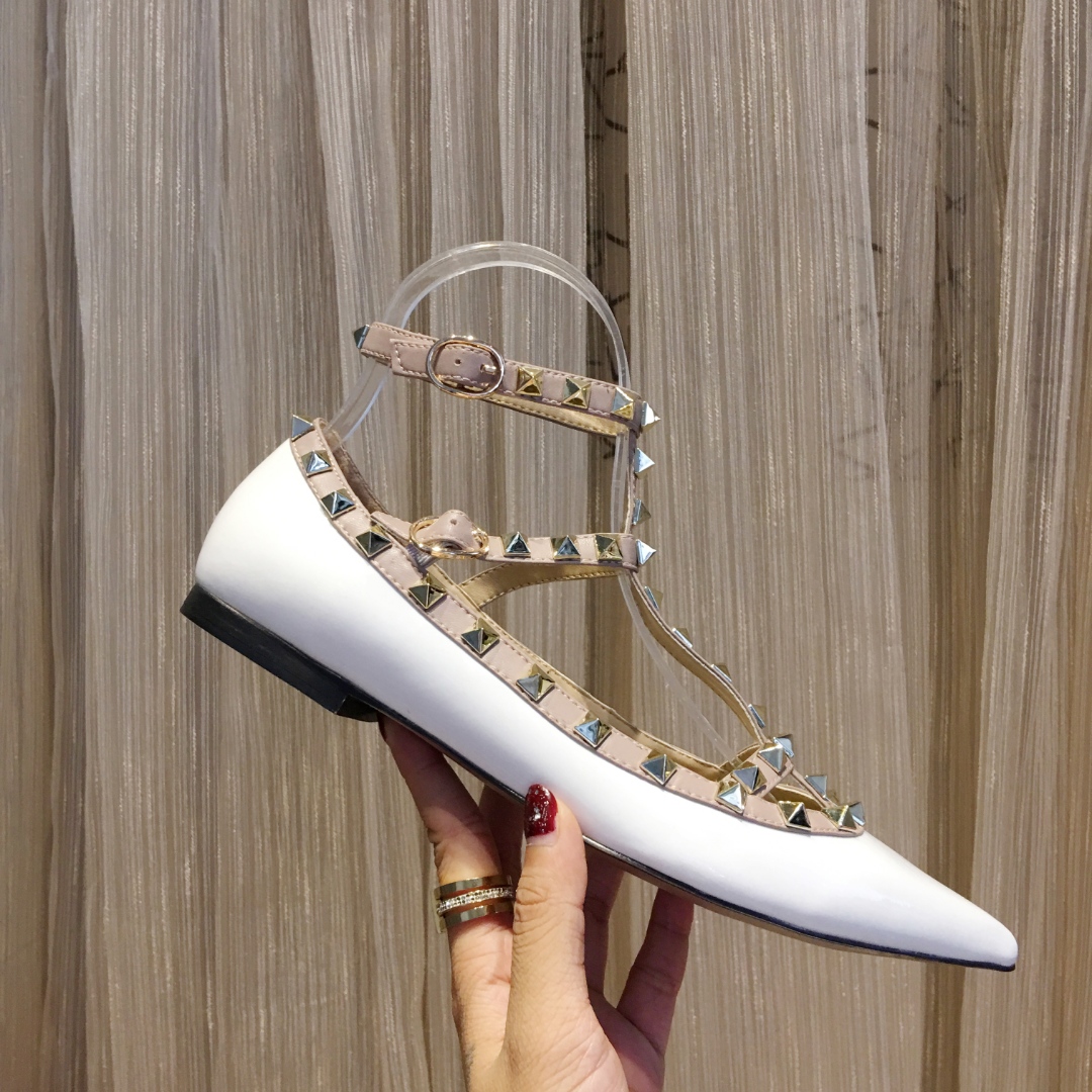 NO:437117,All year-round [5 white patent leather series] Valentino is a global high-end customization and high-end garment luxury. Valentino represents a kind of court luxury, with a deep calmness hidden in the high profile. It has been a national treasure brand in Italy since the 1960s. It has been a timeless and never out of date. Valentino Garavani's belief in design. Sheepskin footbed 34-40/41/42 sizes, 11 colors in stock, original counter, ordinary soles, genuine leather soles, slippers, valentino, valentino, slippers, sheepskin, Leather soles19860909全年供货【白色漆皮5款系列】华伦天奴 (Valentino) 是全球高级定制和高级成衣奢侈品,华伦天奴 (Valentino) 代表的是一种宫廷式的奢华,高调之中却隐藏深邃的冷静,从60年代以来一直都是意大利的国宝级品牌.历久弥新,永不过时,尼 (Valentino Garavani) 对于设计所保持的信念.羊皮垫脚内里34一40/41/42码,现货11个颜色,专柜原版 普通底 真皮大底,拖鞋,valentino,valentino,slippers,sheepskin,Leather soles,Women's Shoes