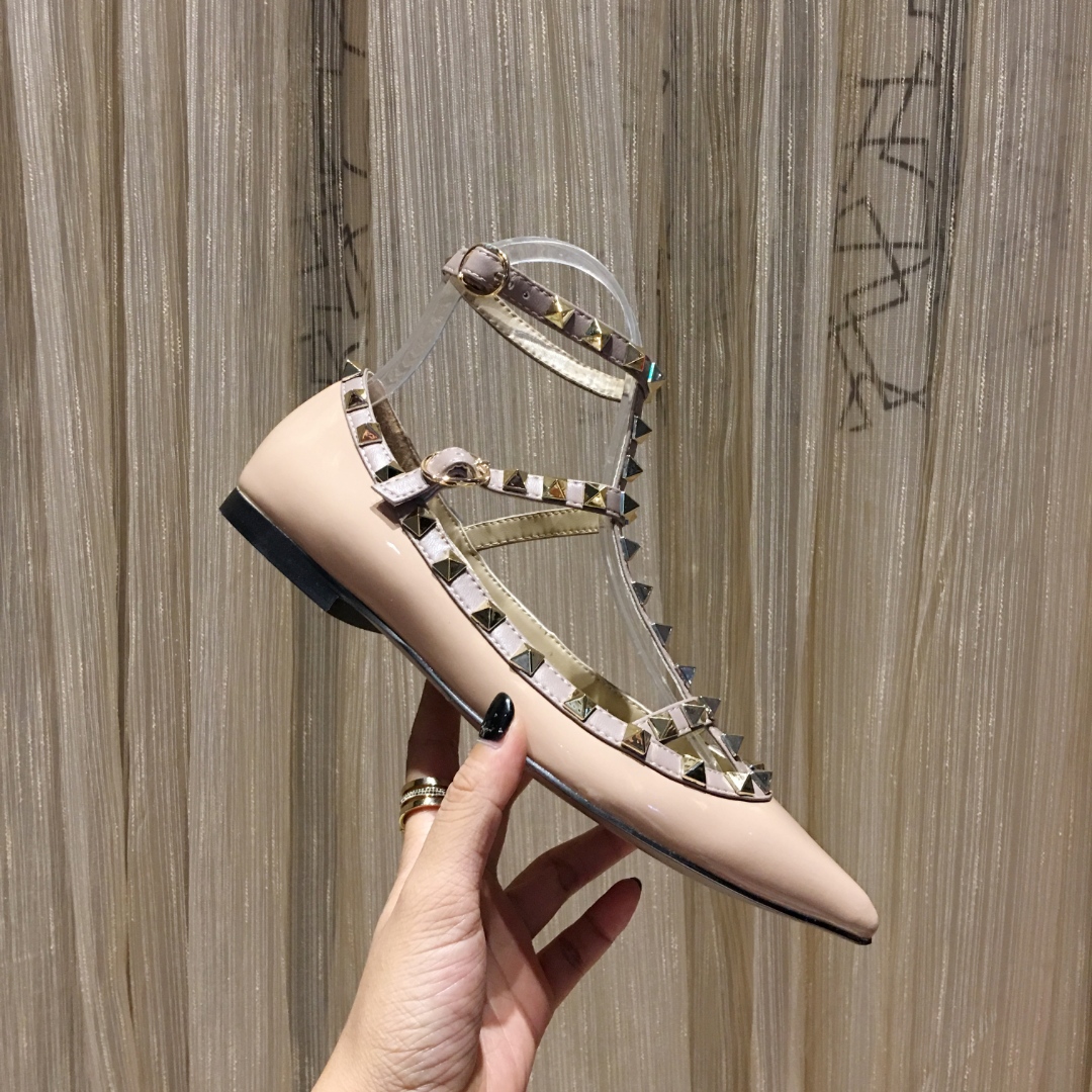 NO:437112,All year-round [5 series of apricot patent leather] Valentino is a global high-end customization and high-end garment luxury. Valentino represents a kind of court luxury, high-profile but deep calmness hidden. It has been a national treasure brand in Italy since the 1960s. It has been a timeless and never out of date. Valentino Garavani's belief in design. Sheepskin footbed 34-40/41/42 sizes, spot 11 colors, counter original last Normal soles Genuine leather soles, slippers, valentino, valentino, slippers, sheepskin, Leather soles19860909全年供货【杏色漆皮5款系列】华伦天奴 (Valentino) 是全球高级定制和高级成衣奢侈品,华伦天奴 (Valentino) 代表的是一种宫廷式的奢华,高调之中却隐藏深邃的冷静,从60年代以来一直都是意大利的国宝级品牌.历久弥新,永不过时,尼 (Valentino Garavani) 对于设计所保持的信念.羊皮垫脚内里34一40/41/42码,现货11个颜色,专柜原版楦 普通底 真皮大底,拖鞋,valentino,valentino,slippers,sheepskin,Leather soles,Women's Shoes