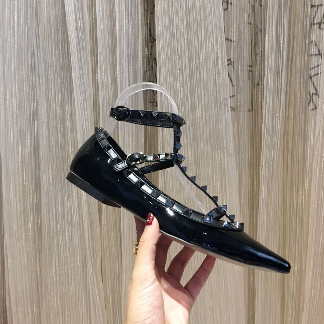 NO:437105,All-year supply [5 series of all black patent leather] Valentino is a global high-end customization and high-end garment luxury. Valentino represents a kind of court luxury, high-profile but deep calmness hidden. It has been a national treasure brand in Italy since the 1960s. It has been a timeless and never out of date. Valentino Garavani's belief in design. Sheepskin footbed 34-40/41/42 sizes, spot 11 colors, counter original last Normal soles Genuine leather soles, slippers, valentino, valentino, slippers, sheepskin, Leather soles19860909全年供货【全黑色漆皮5款系列】华伦天奴 (Valentino) 是全球高级定制和高级成衣奢侈品,华伦天奴 (Valentino) 代表的是一种宫廷式的奢华,高调之中却隐藏深邃的冷静,从60年代以来一直都是意大利的国宝级品牌.历久弥新,永不过时,尼 (Valentino Garavani) 对于设计所保持的信念.羊皮垫脚内里34一40/41/42码,现货11个颜色,专柜原版楦 普通底 真皮大底,拖鞋,valentino,valentino,slippers,sheepskin,Leather soles,Women's Shoes