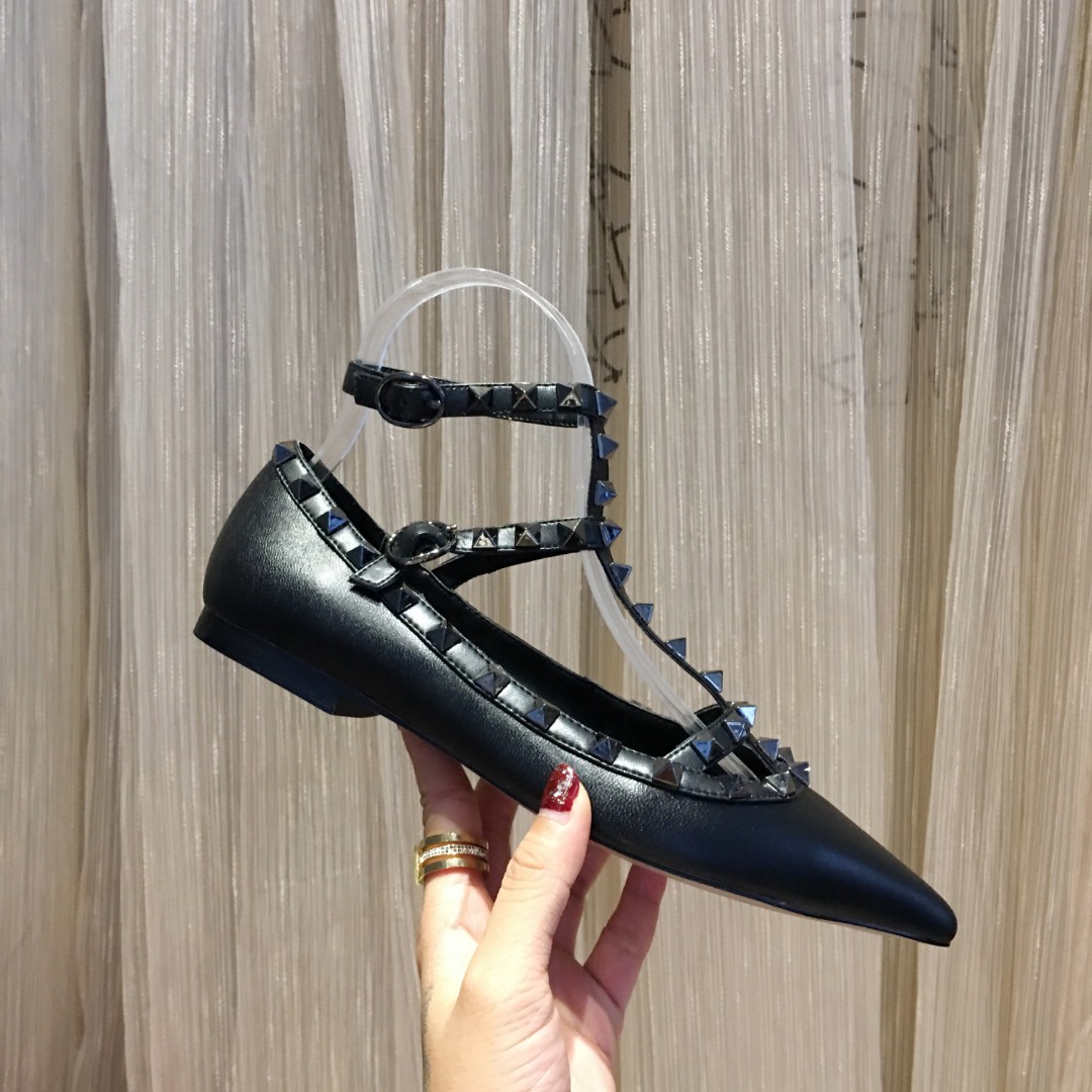 NO:437101,Supplied all year round [5 Matte all-black sheepskin series] Valentino is a global high-end customization and high-end garment luxury. Valentino represents a kind of court luxury, high-profile but deep calmness hidden. It has been a national treasure brand in Italy since the 1960s. It has been a timeless and never out of date. Valentino Garavani's belief in design. Sheepskin footbed 34-40/41/42 sizes, spot 11 colors Normal soles Genuine leather soles, slippers, valentino, valentino, slippers, sheepskin, Leather soles19860909全年供货【哑光全黑色羊皮5款系列】华伦天奴 (Valentino) 是全球高级定制和高级成衣奢侈品,华伦天奴 (Valentino) 代表的是一种宫廷式的奢华,高调之中却隐藏深邃的冷静,从60年代以来一直都是意大利的国宝级品牌.历久弥新,永不过时,尼 (Valentino Garavani) 对于设计所保持的信念.羊皮垫脚内里34一40/41/42码,现货11个颜色 普通底 真皮大底,拖鞋,valentino,valentino,slippers,sheepskin,Leather soles,Women's Shoes