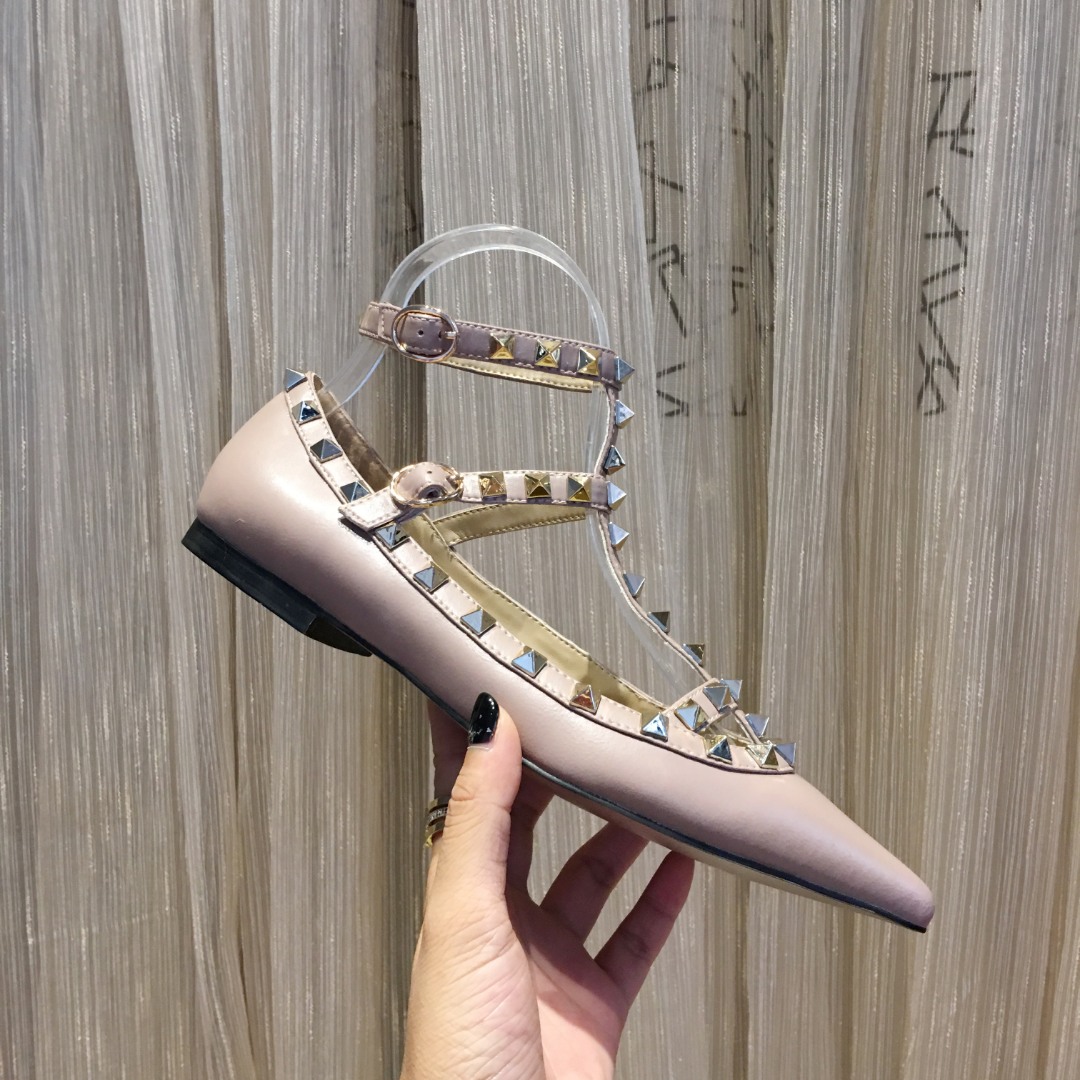 NO:437124,Supplied all year round [5 matte nude pink sheepskin series] Valentino is a global high-end customization and high-end garment luxury. Valentino represents a kind of court luxury, high-profile but deep calmness hidden. It has been a national treasure brand in Italy since the 1960s. It has been a timeless and never out of date. Valentino Garavani's belief in design. Sheepskin footbed 34-40/41/42 sizes, spot 11 colors, counter original last Normal soles Genuine leather soles, slippers, valentino, valentino, slippers, sheepskin, Leather soles19860909全年供货【哑光裸粉色羊皮5款系列】华伦天奴 (Valentino) 是全球高级定制和高级成衣奢侈品,华伦天奴 (Valentino) 代表的是一种宫廷式的奢华,高调之中却隐藏深邃的冷静,从60年代以来一直都是意大利的国宝级品牌.历久弥新,永不过时,尼 (Valentino Garavani) 对于设计所保持的信念.羊皮垫脚内里34一40/41/42码,现货11个颜色,专柜原版楦 普通底 真皮大底,拖鞋,valentino,valentino,slippers,sheepskin,Leather soles,Women's Shoes